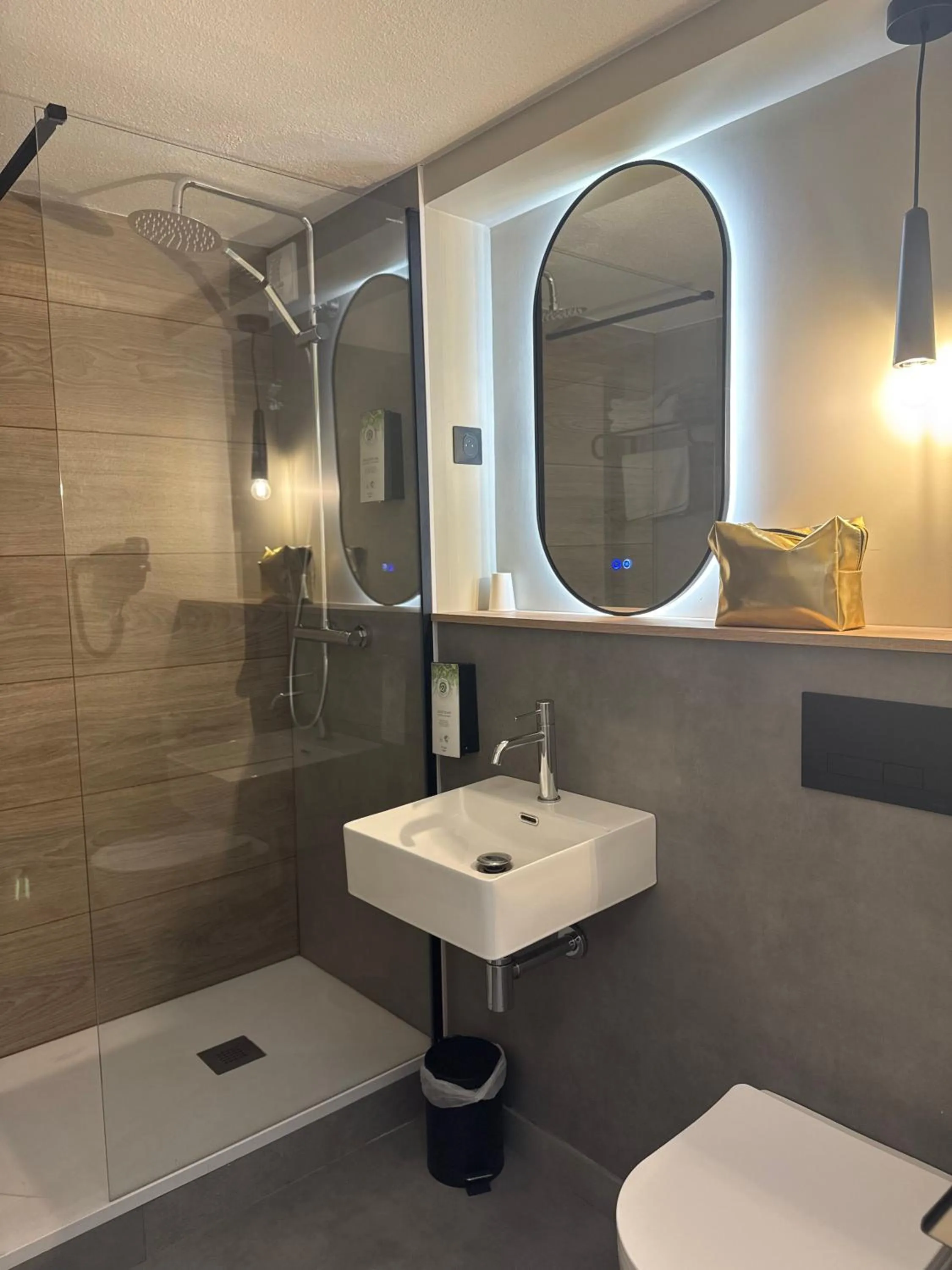 Bathroom in Kyriad Direct Haguenau