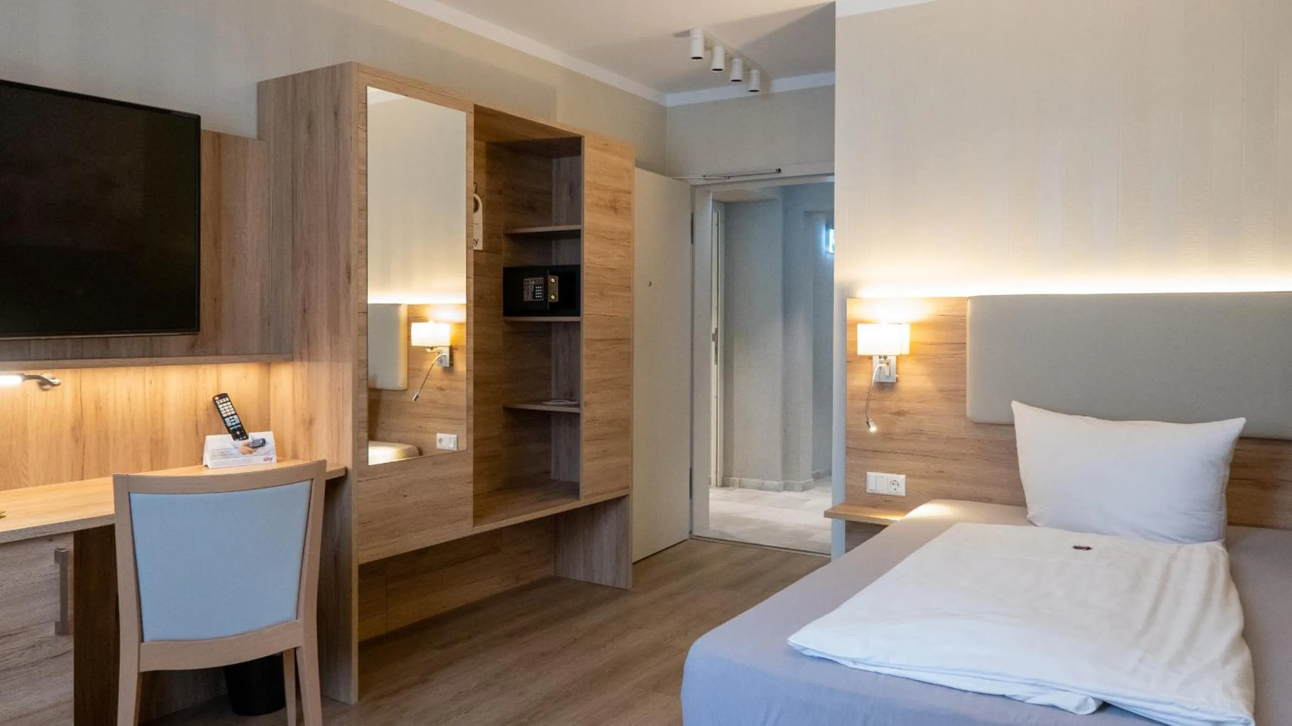 Photo of the whole room, Bed in Altstadt-Hotel