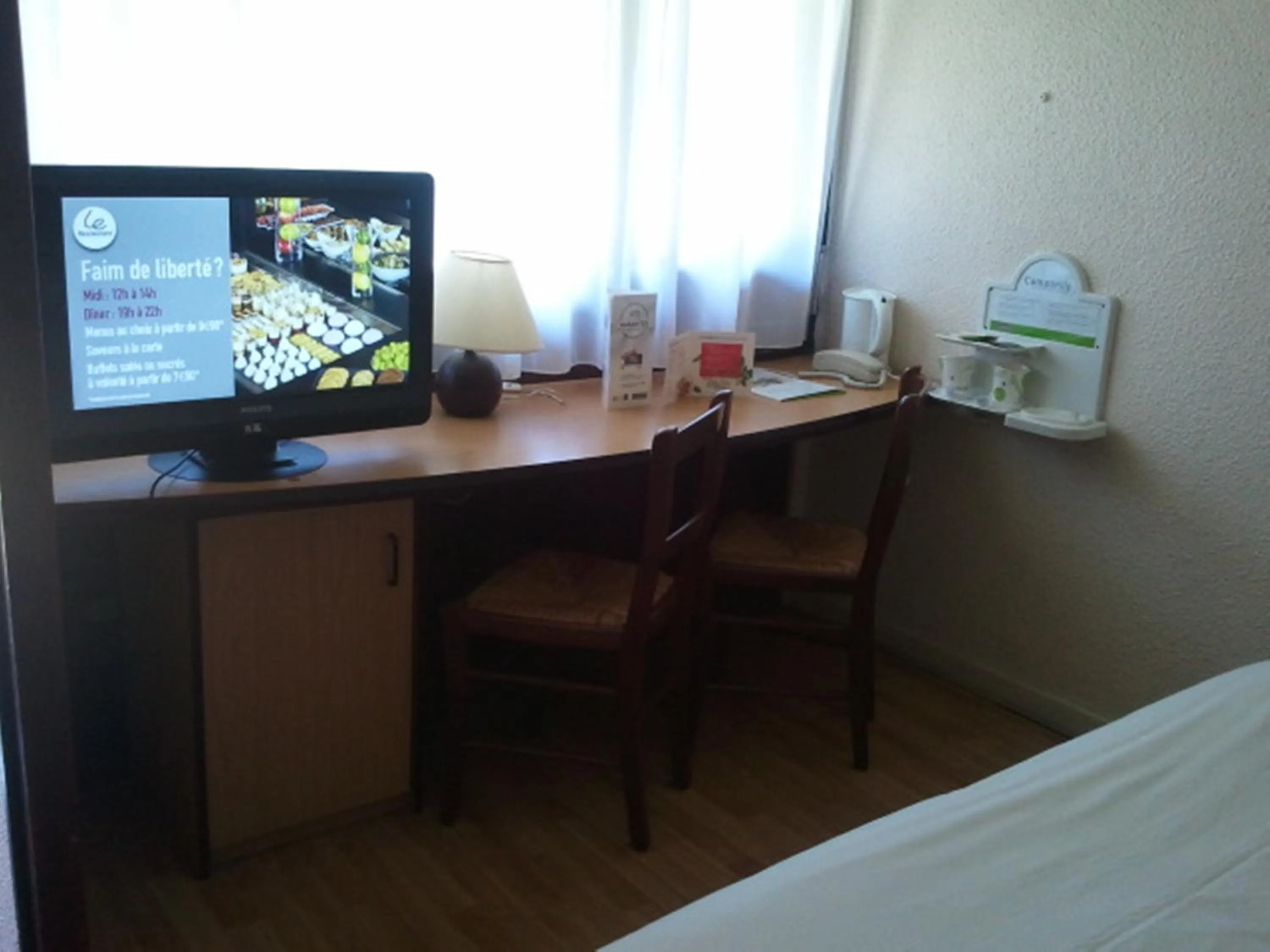 Photo of the whole room, Bed in Campanile Bordeaux Ouest - Le Bouscat