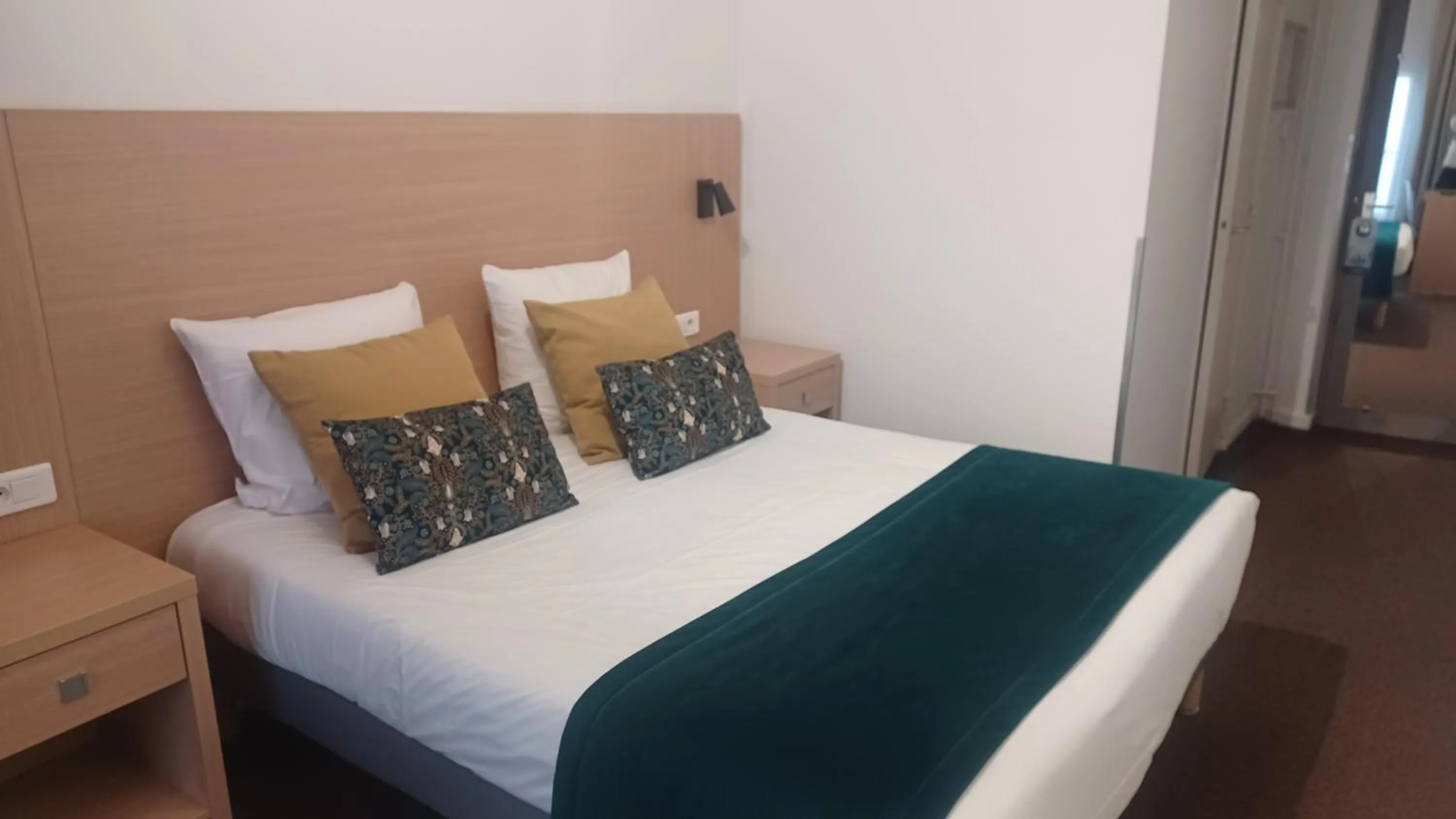 Property building, Bed in Kyriad Chalon-Sur-Saone Centre