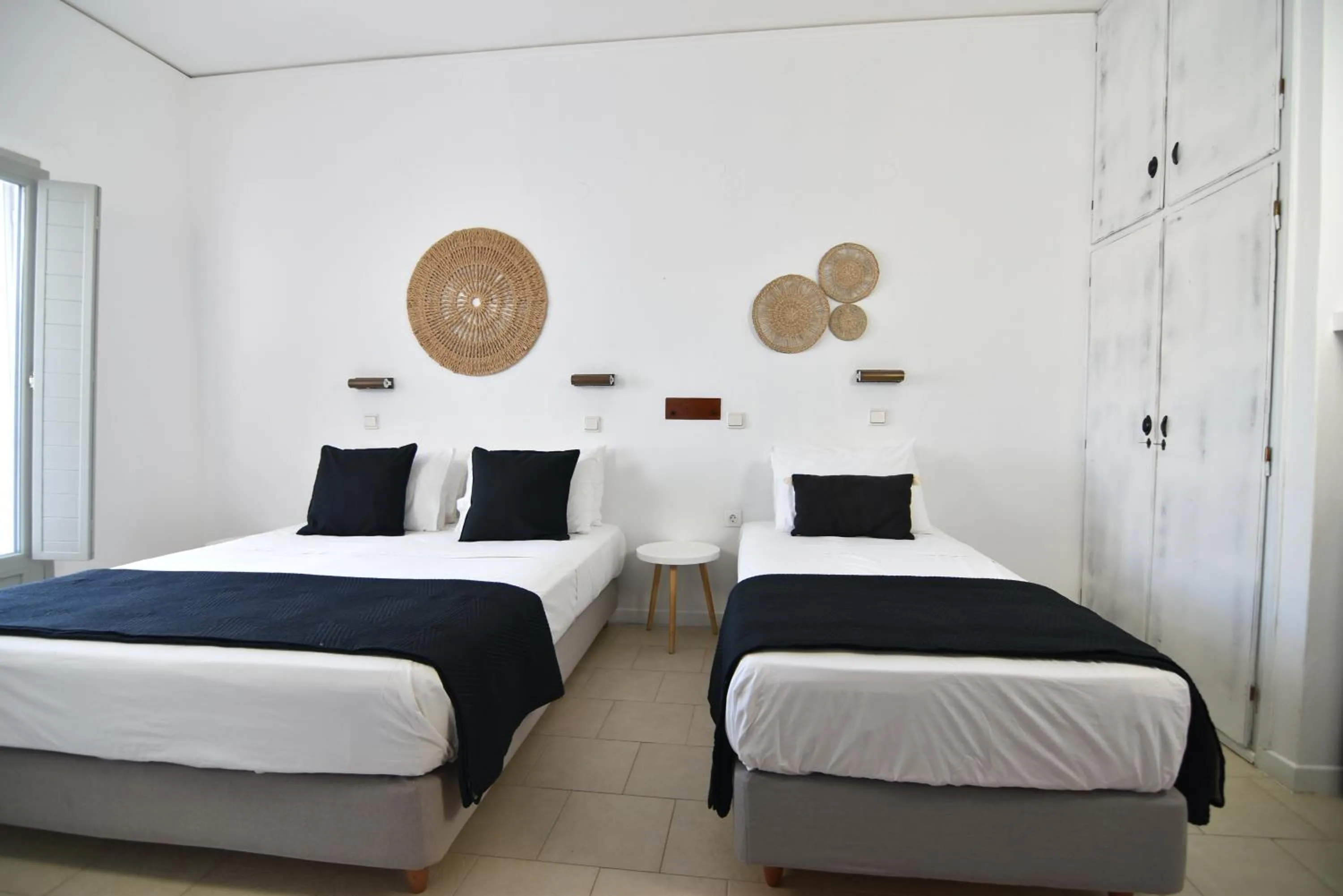 Photo of the whole room, Bed in Aegeeis