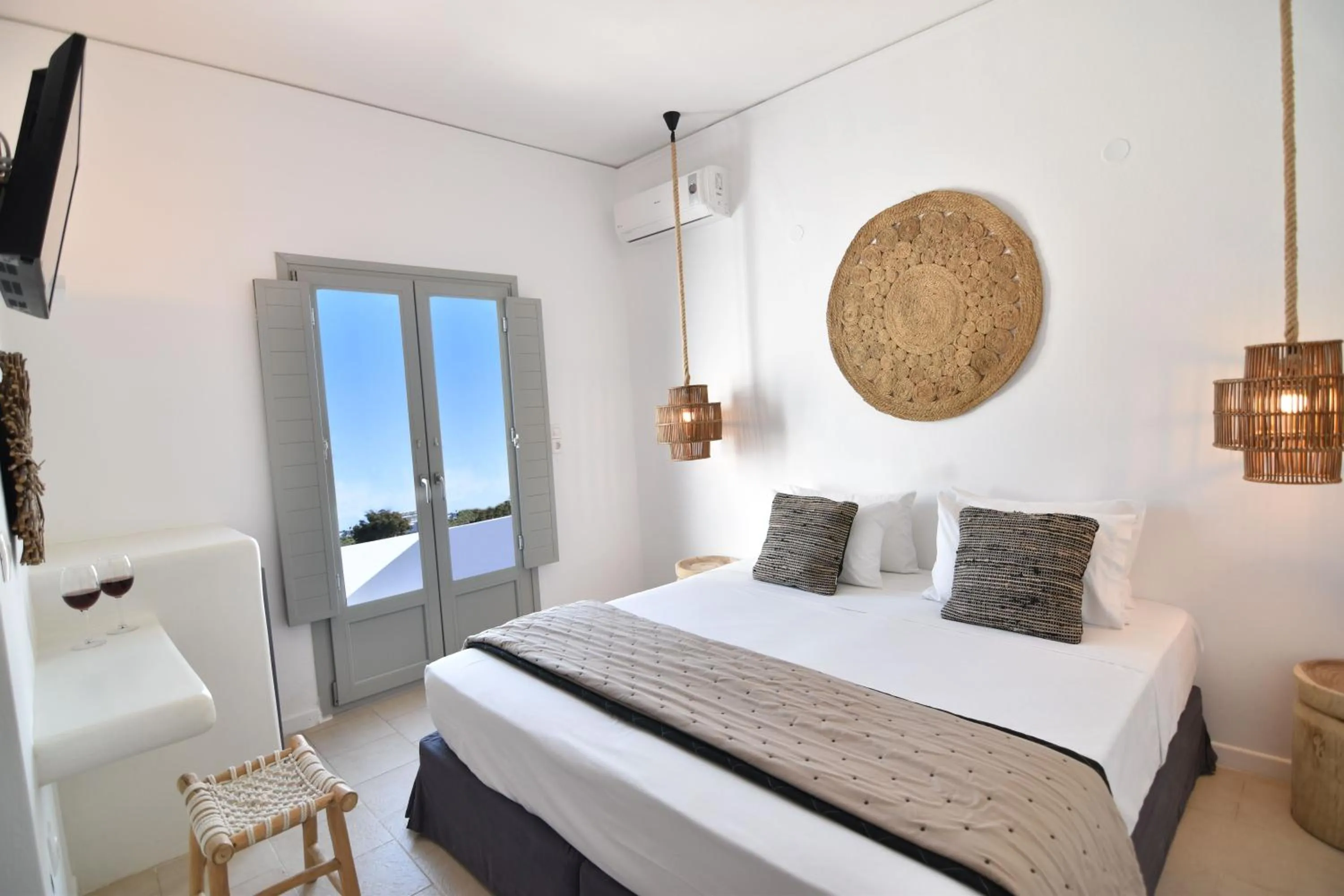 Photo of the whole room, Bed in Aegeeis