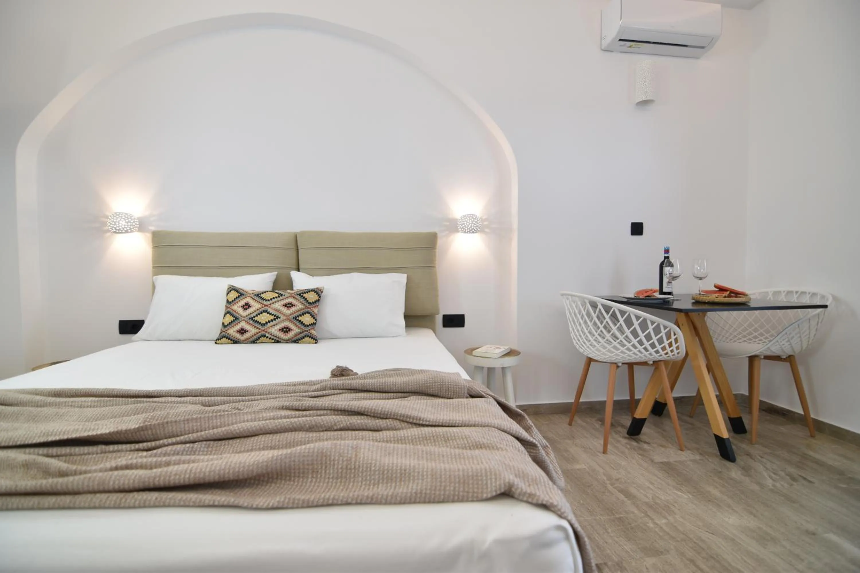 Photo of the whole room, Bed in Aegeeis