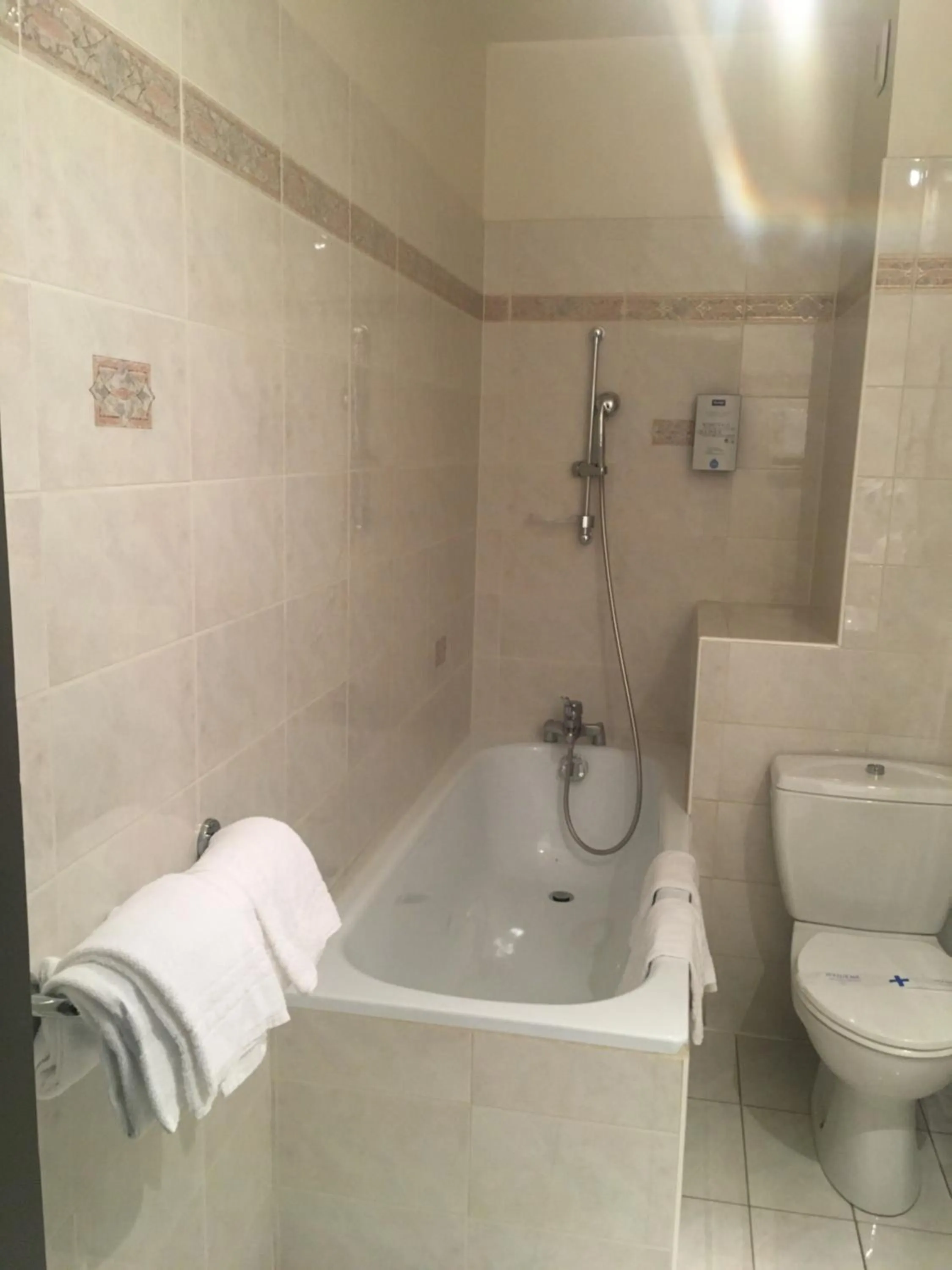 Bathroom in Kyriad Rodez