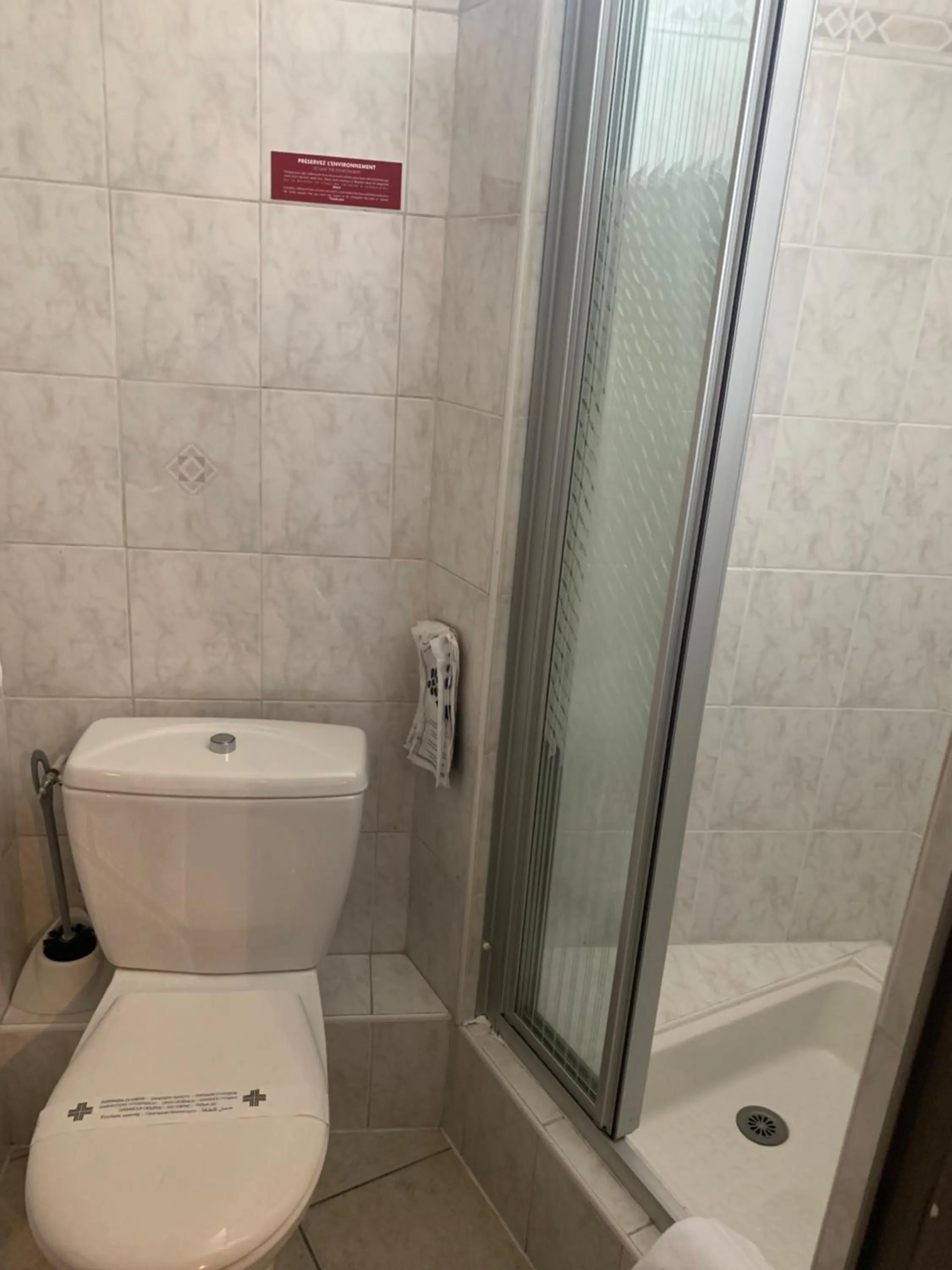 Bathroom in Kyriad Rodez