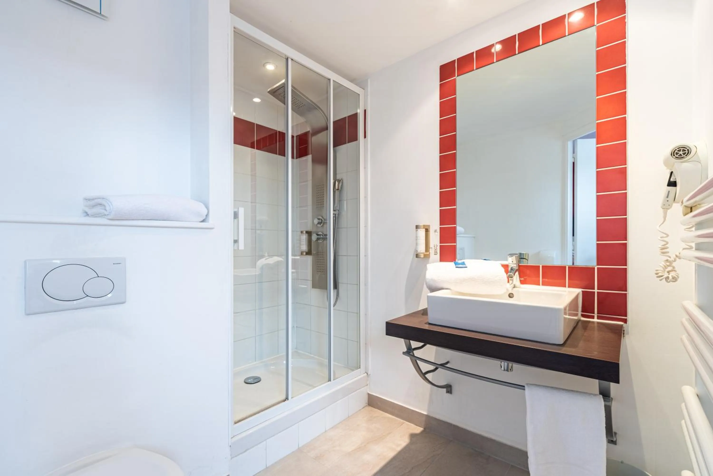 Bathroom in KYRIAD ROUEN NORD - Mont Saint Aignan