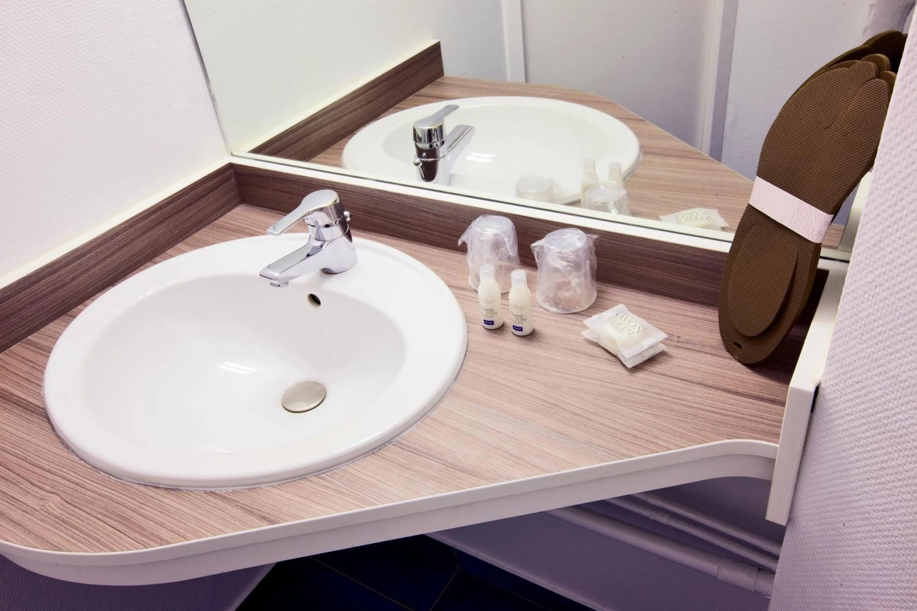 Bathroom in KYRIAD ROUEN NORD - Mont Saint Aignan