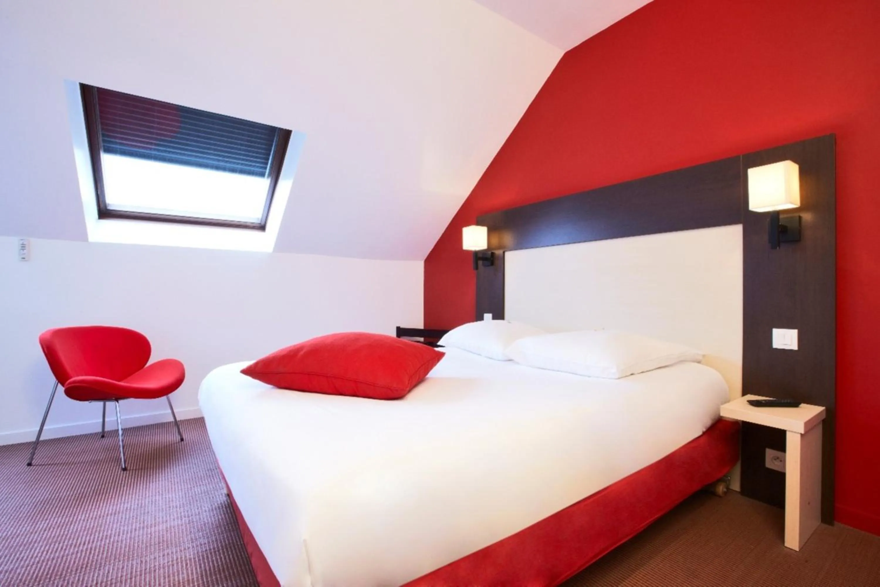 Bedroom, Bed in KYRIAD ROUEN NORD - Mont Saint Aignan