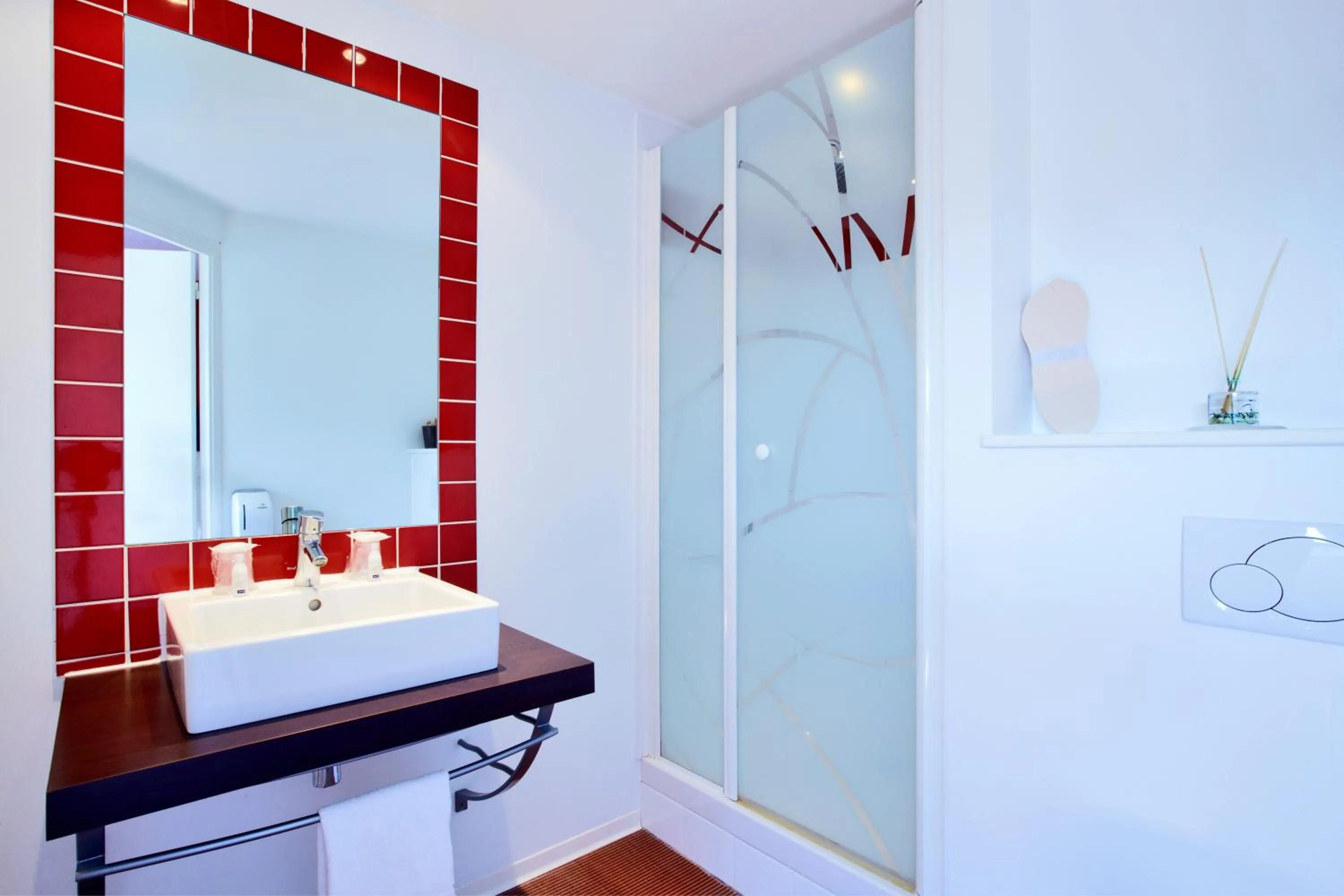 Bathroom in KYRIAD ROUEN NORD - Mont Saint Aignan