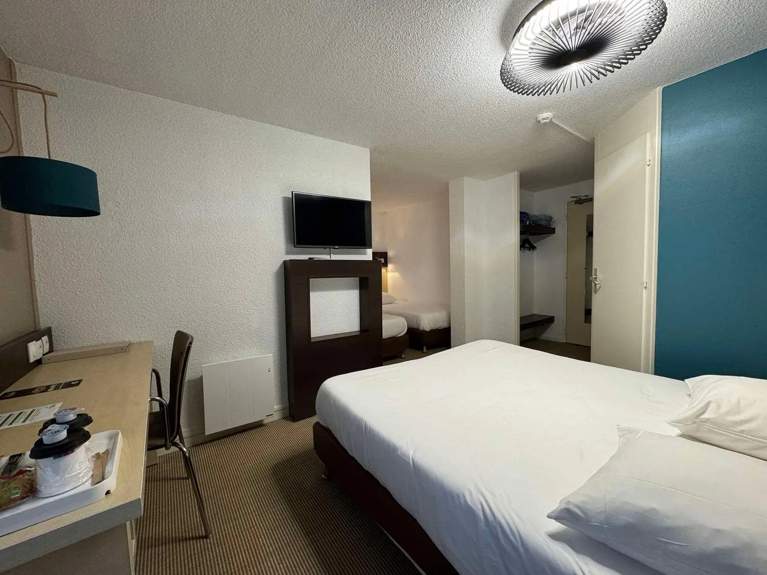 Property building, Bed in KYRIAD ROUEN NORD - Mont Saint Aignan