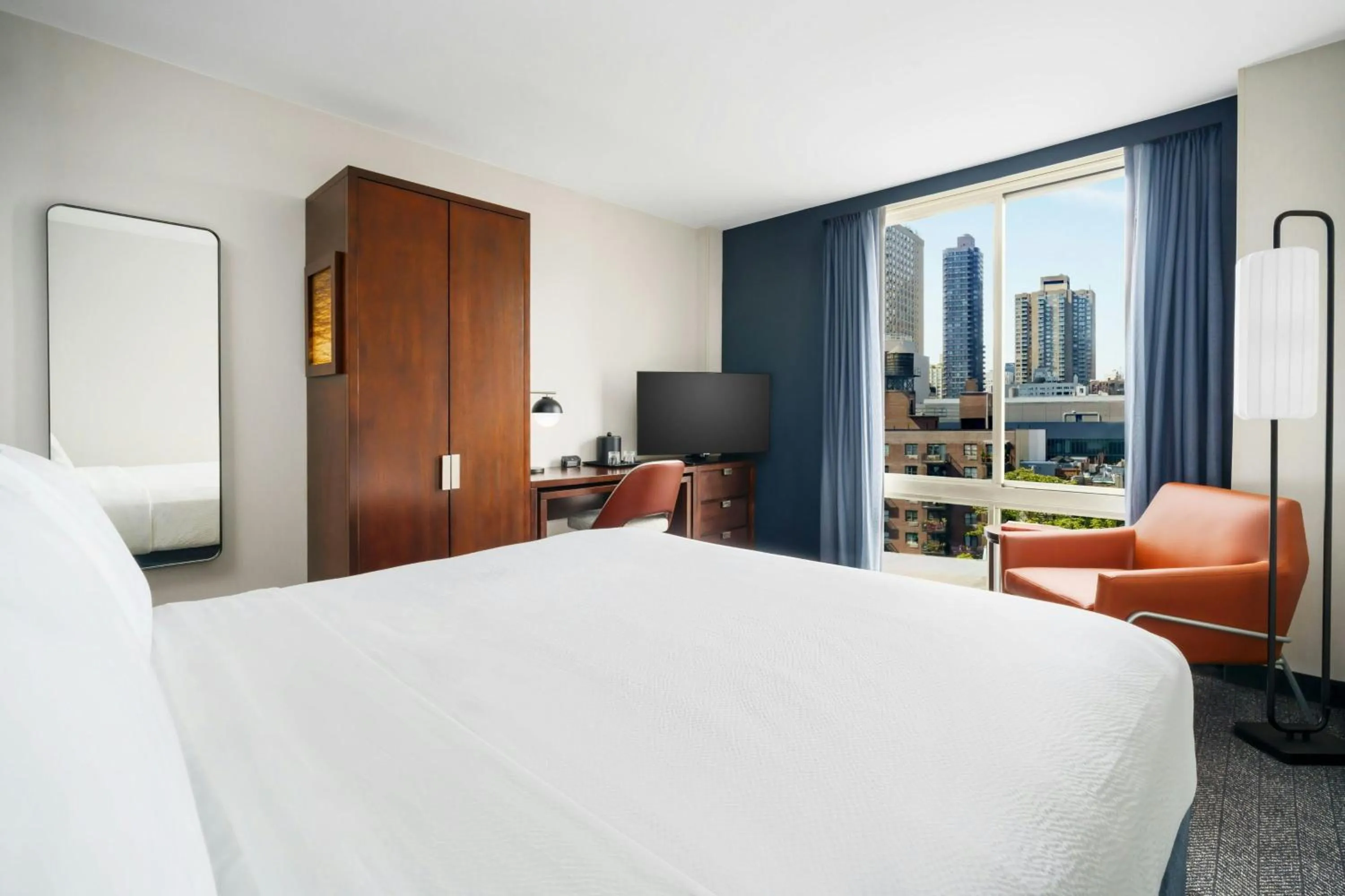 Photo of the whole room, Bed in Courtyard by Marriott New York Manhattan Upper East Side