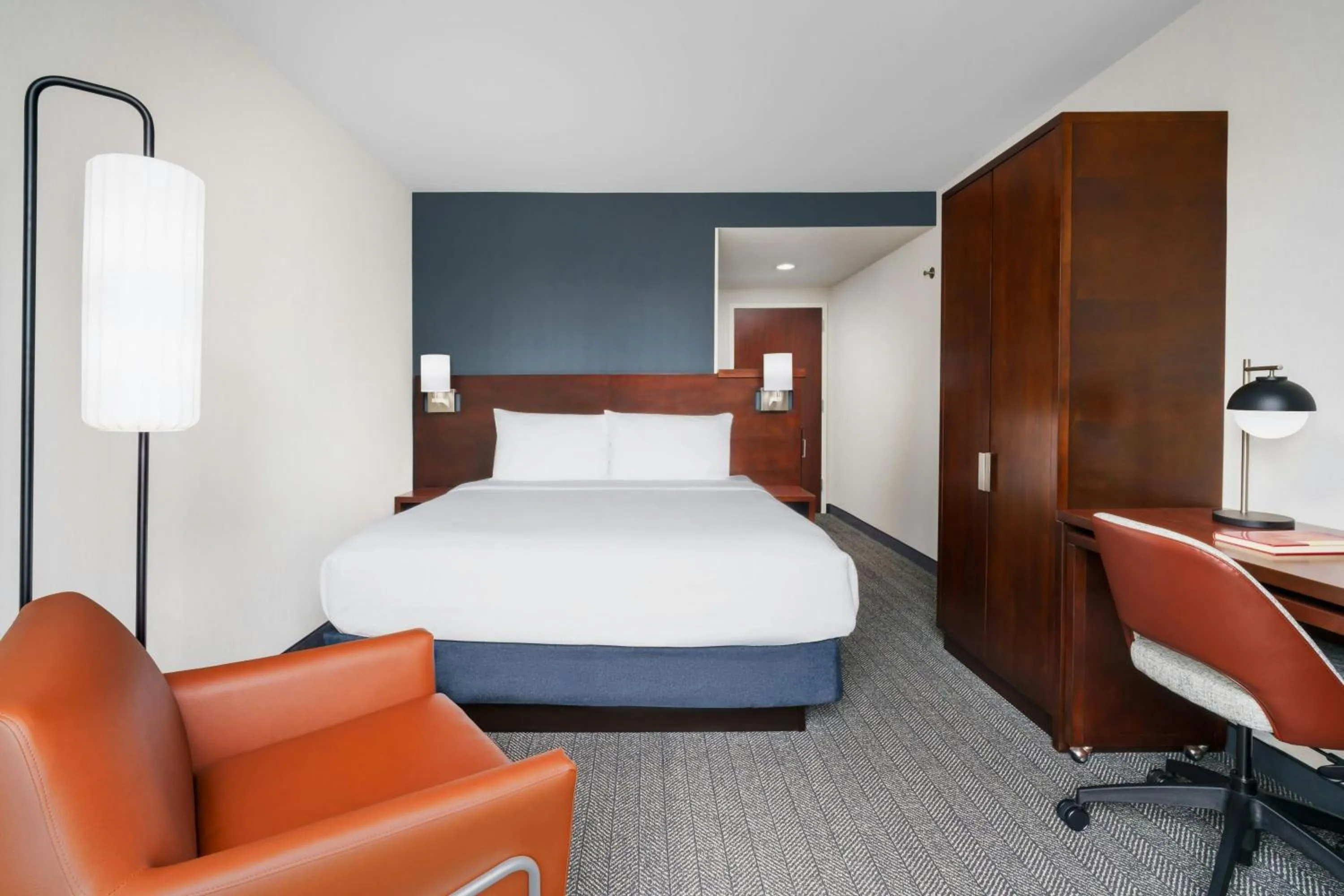 Photo of the whole room, Bed in Courtyard by Marriott New York Manhattan Upper East Side