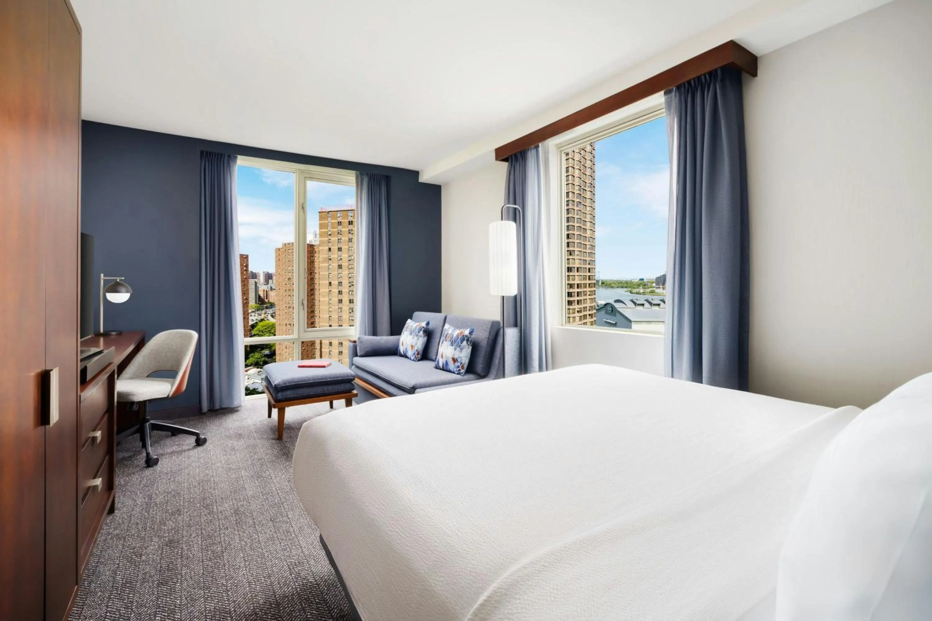 Photo of the whole room, Bed in Courtyard by Marriott New York Manhattan Upper East Side