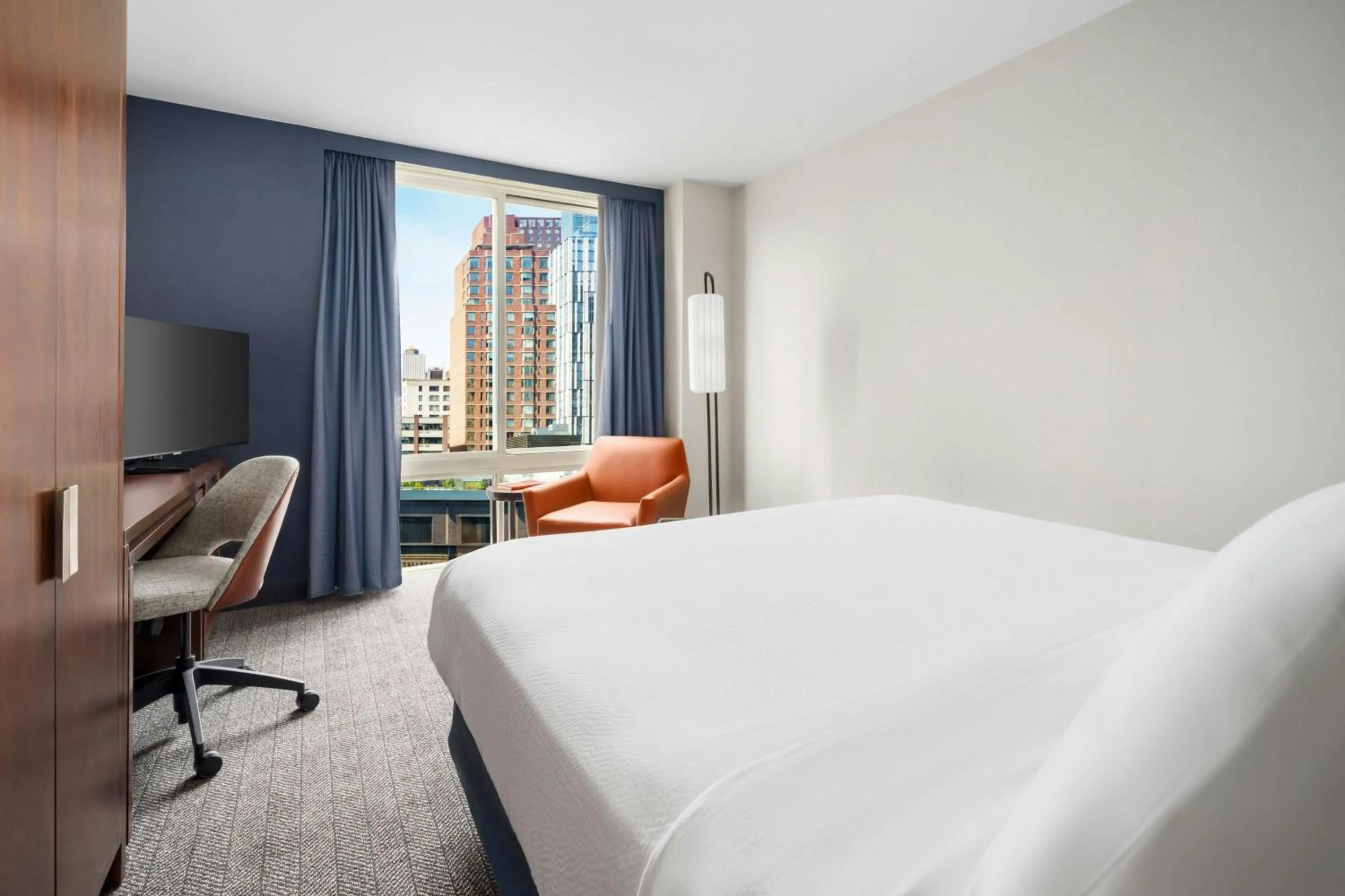Photo of the whole room, Bed in Courtyard by Marriott New York Manhattan Upper East Side