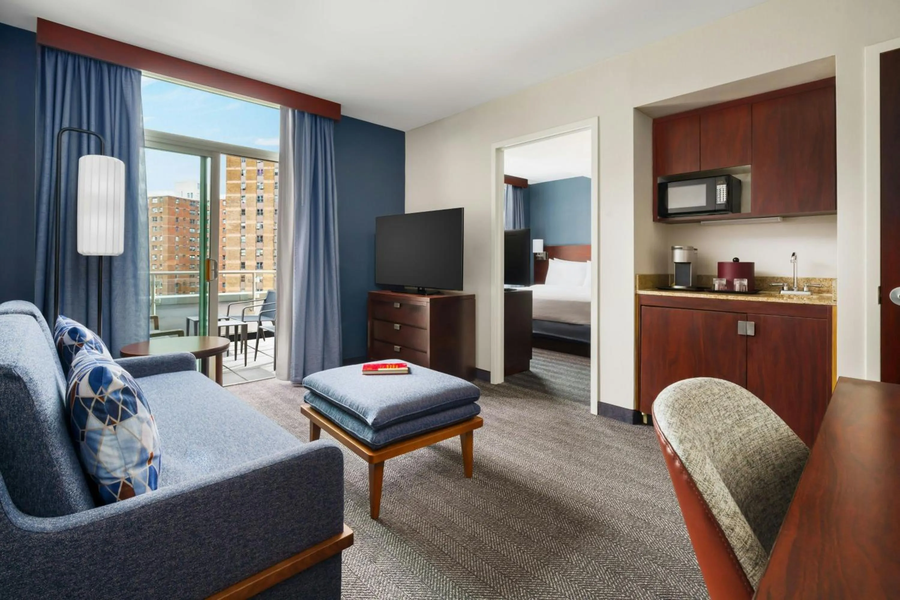 Photo of the whole room, Bed in Courtyard by Marriott New York Manhattan Upper East Side