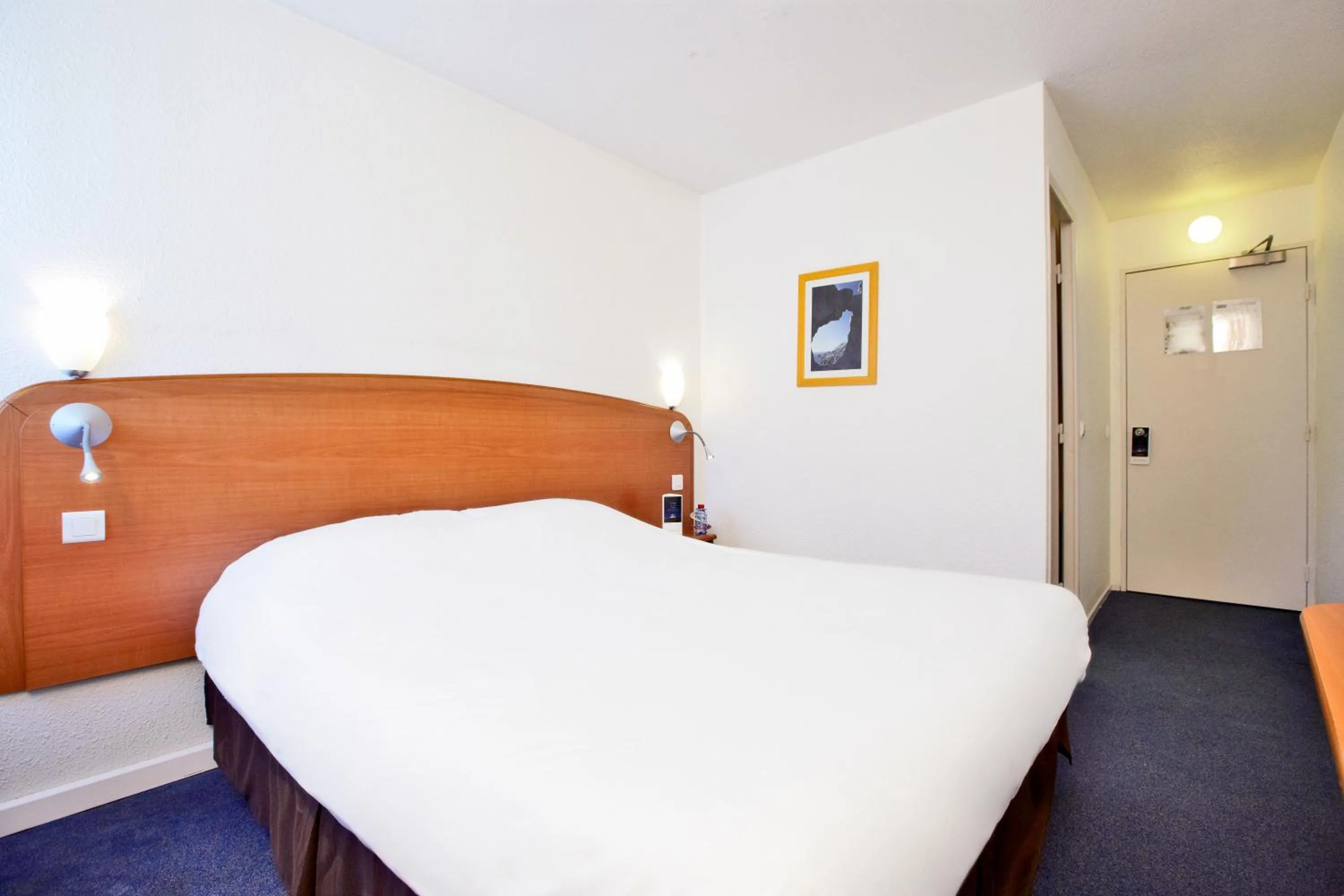 Bed in Kyriad Toulon Est Hyeres La Garde