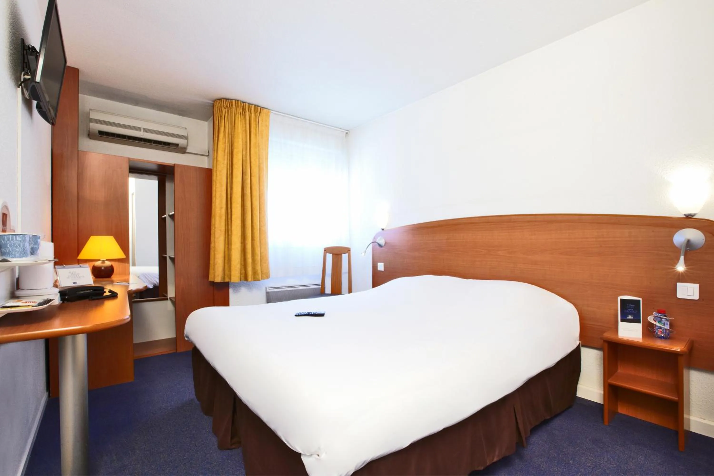 Photo of the whole room, Bed in Kyriad Toulon Est Hyeres La Garde