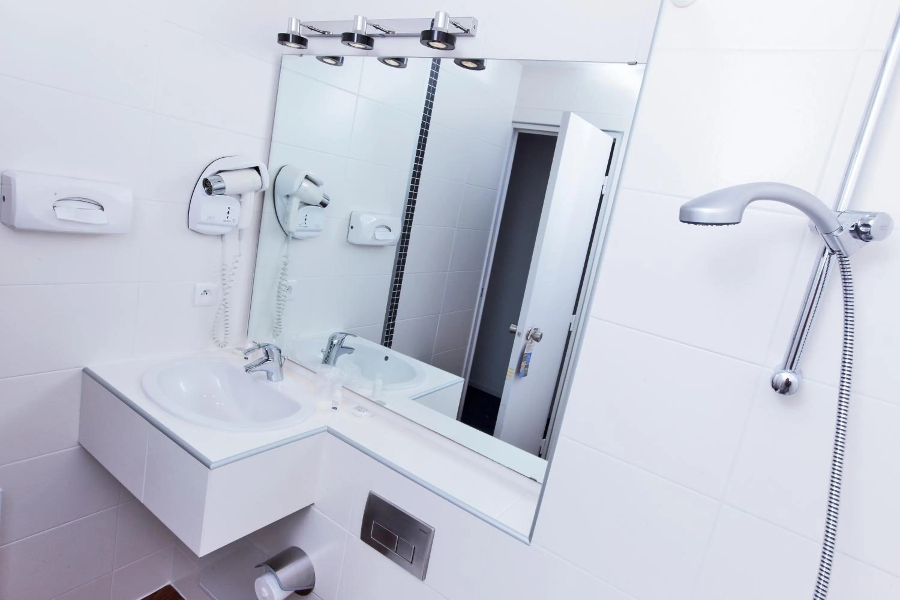 Bathroom in Kyriad Toulon Est Hyeres La Garde