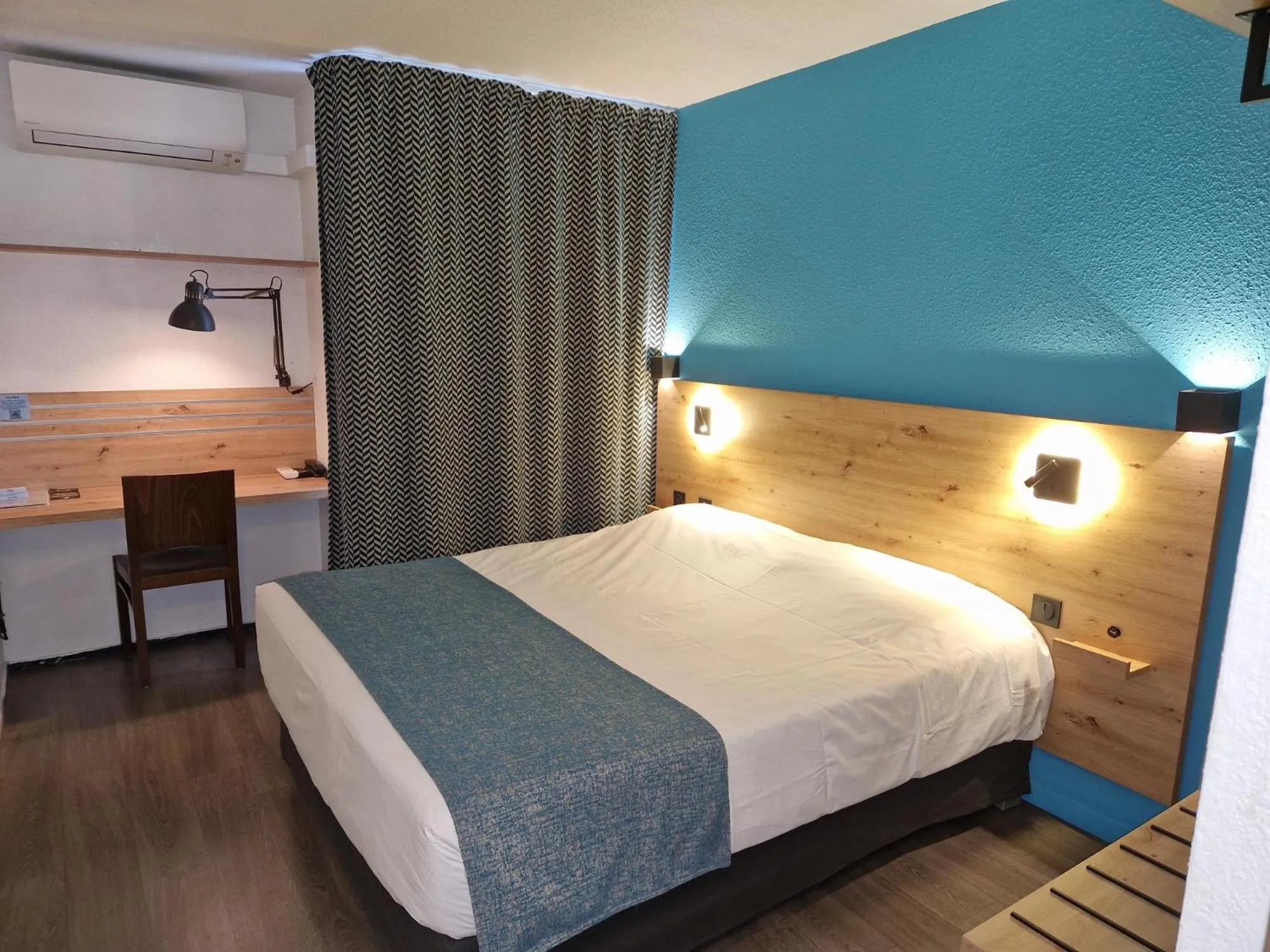 Bed in Kyriad Toulon Est Hyeres La Garde