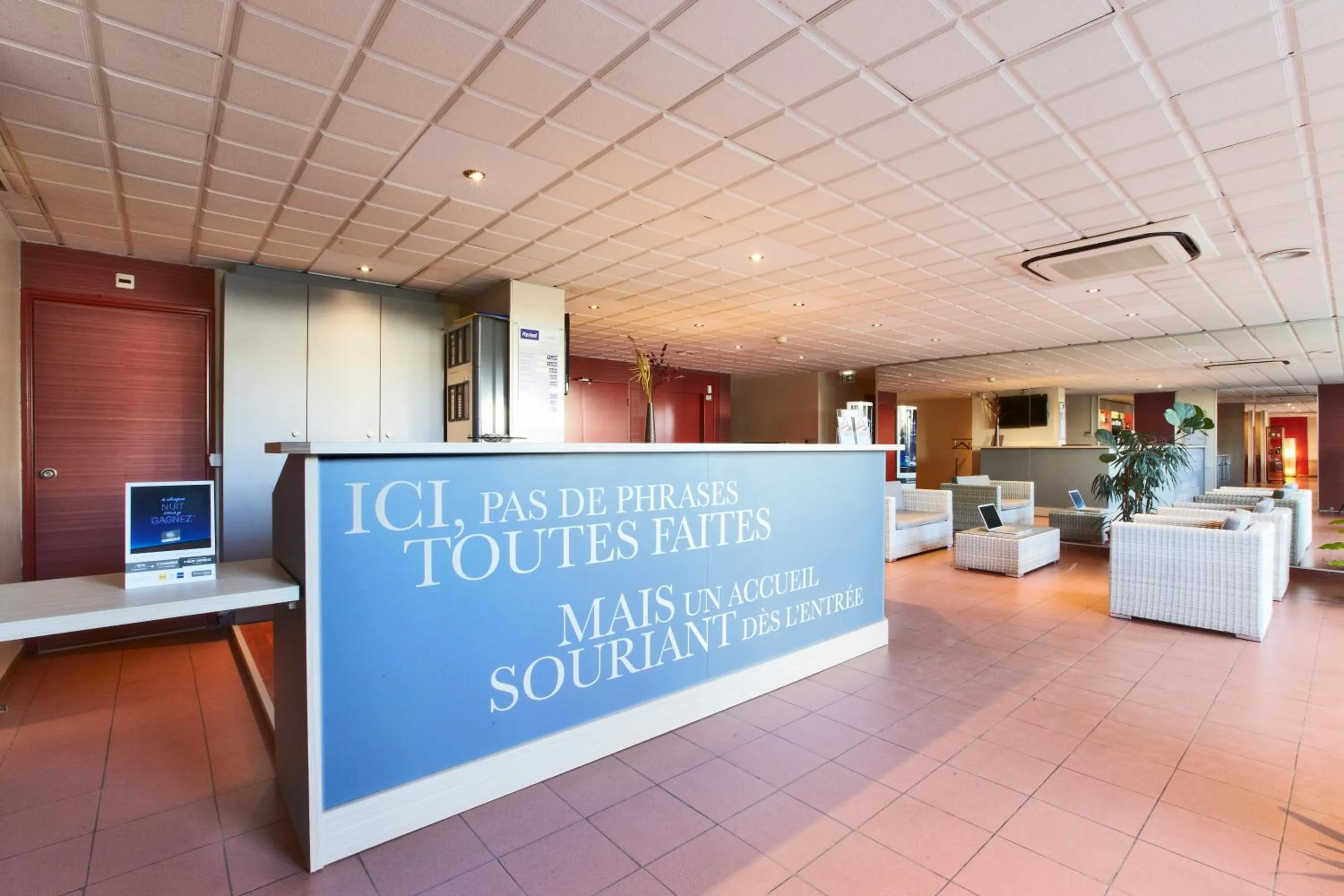 Lobby or reception in Kyriad Toulon Est Hyeres La Garde