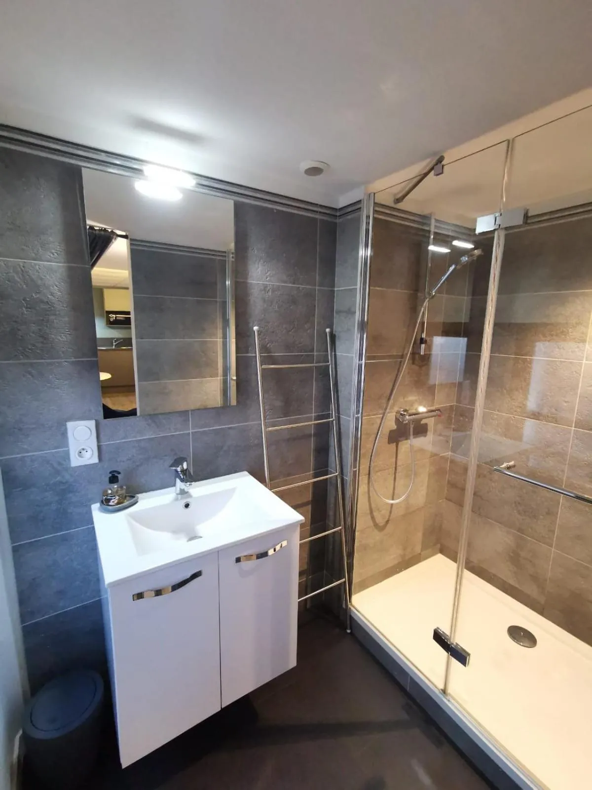 Shower in Au Saint Martin 2