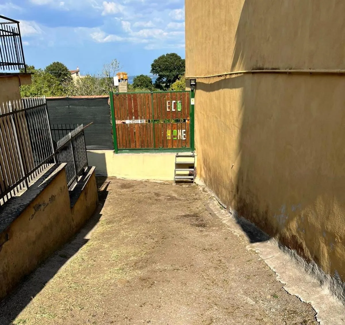 Facade/entrance in Eco Home con terrazza