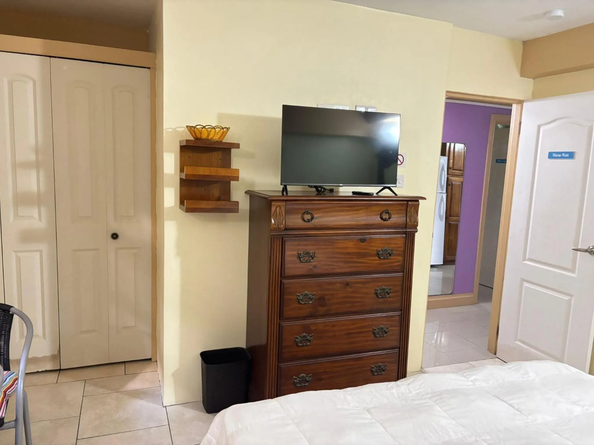 Photo of the whole room, Bed in Matthew's Miracle View