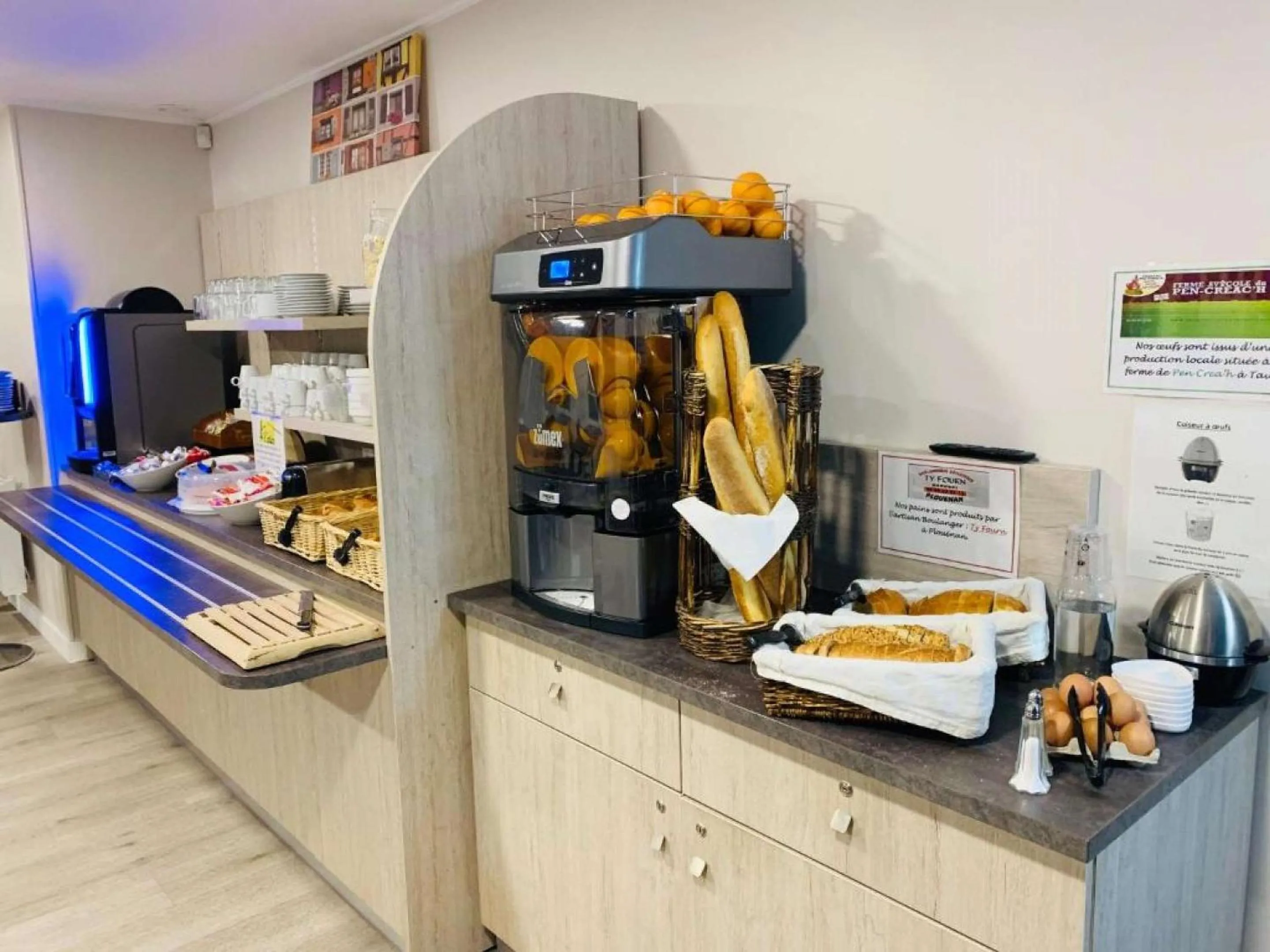 Breakfast in BRIT HOTEL Confort MORLAIX