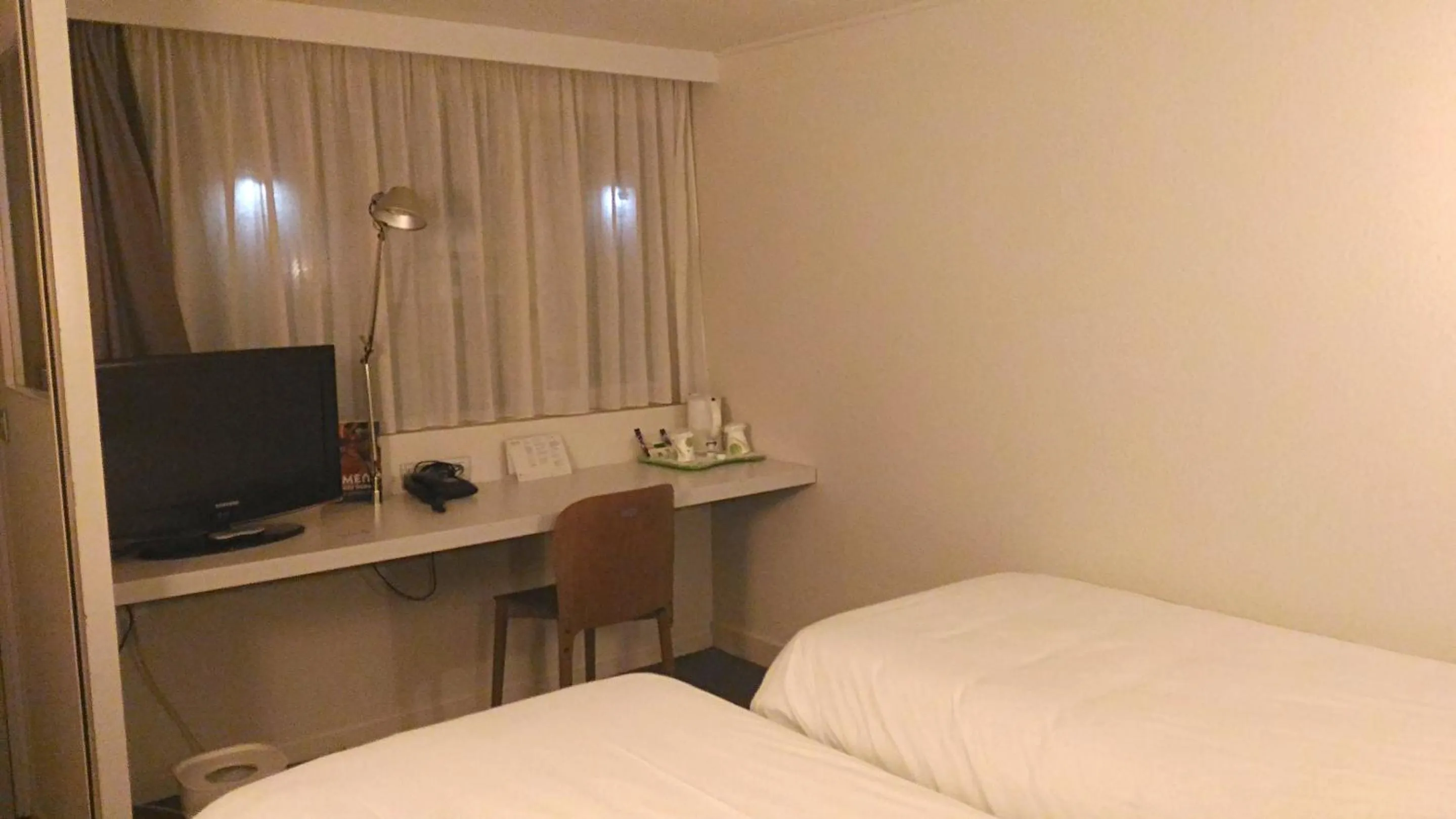 Bedroom, Bed in Campanile Conflans-Sainte-Honorine