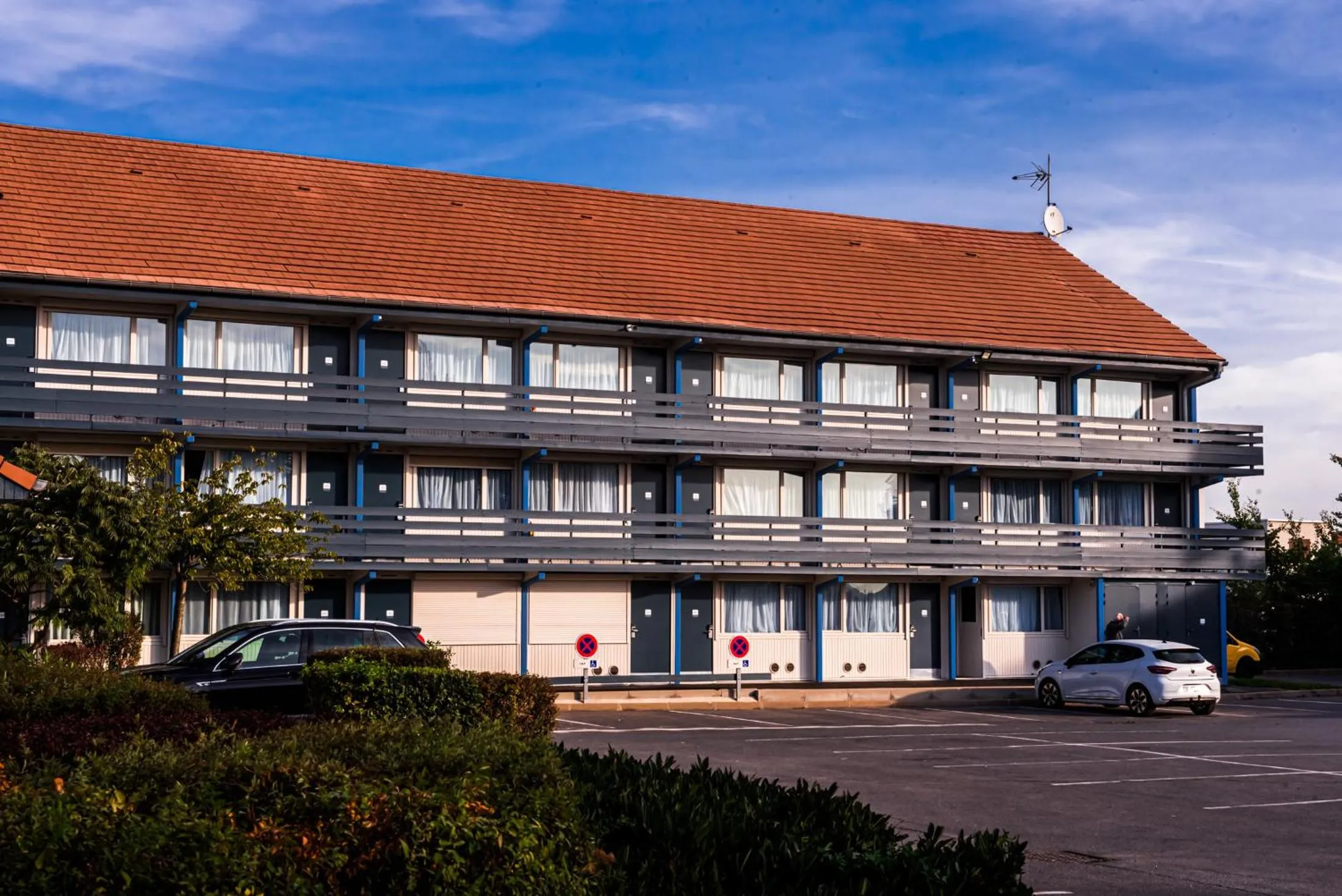 Property building in Kyriad Villeneuve Saint Georges - Hôtel rénové