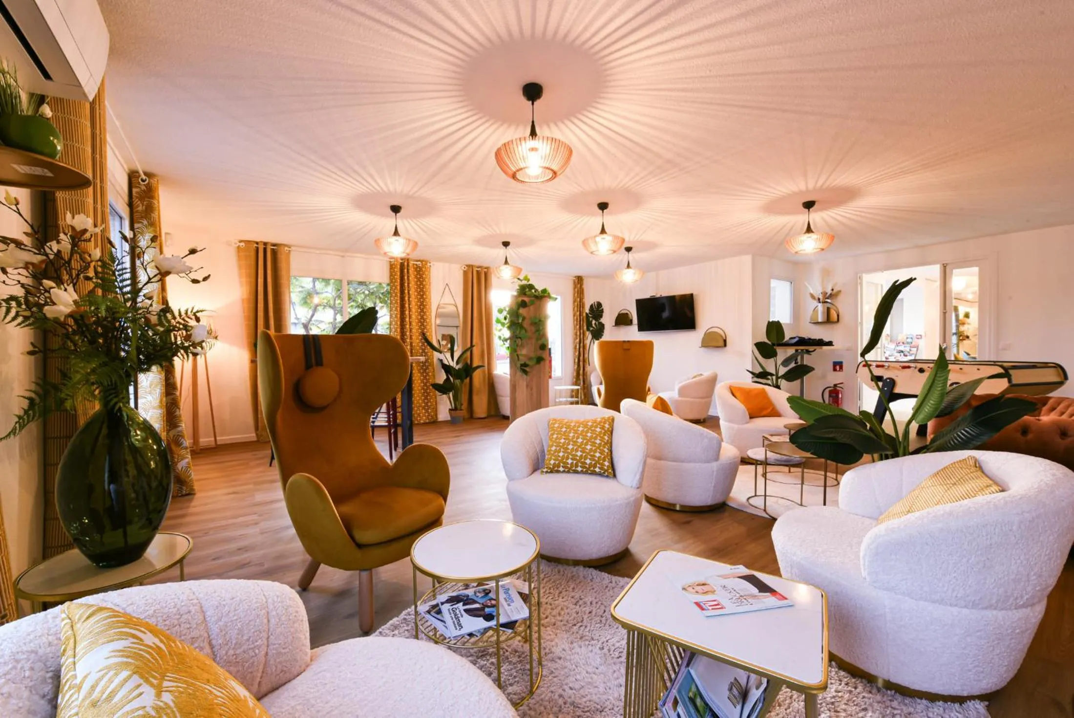 Communal lounge/ TV room in Kyriad Villeneuve Saint Georges - Hôtel rénové