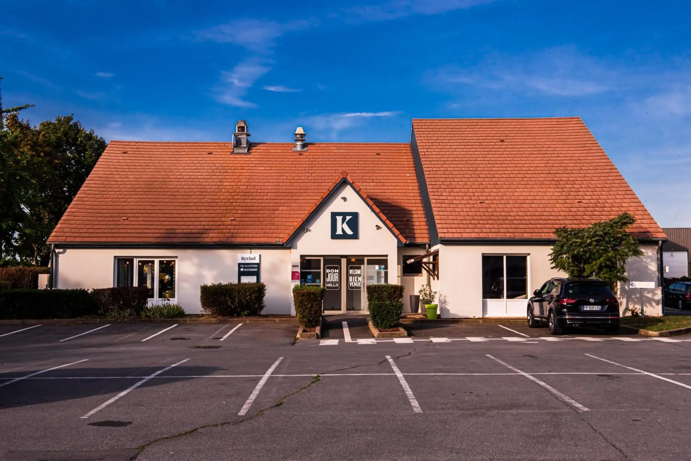 Property building in Kyriad Villeneuve Saint Georges - Hôtel rénové