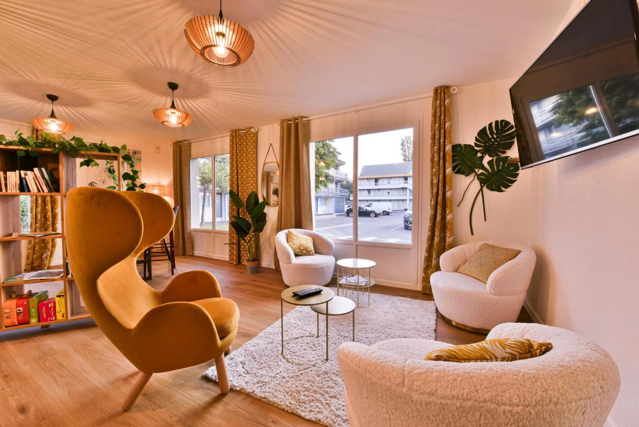 Communal lounge/ TV room in Kyriad Villeneuve Saint Georges - Hôtel rénové