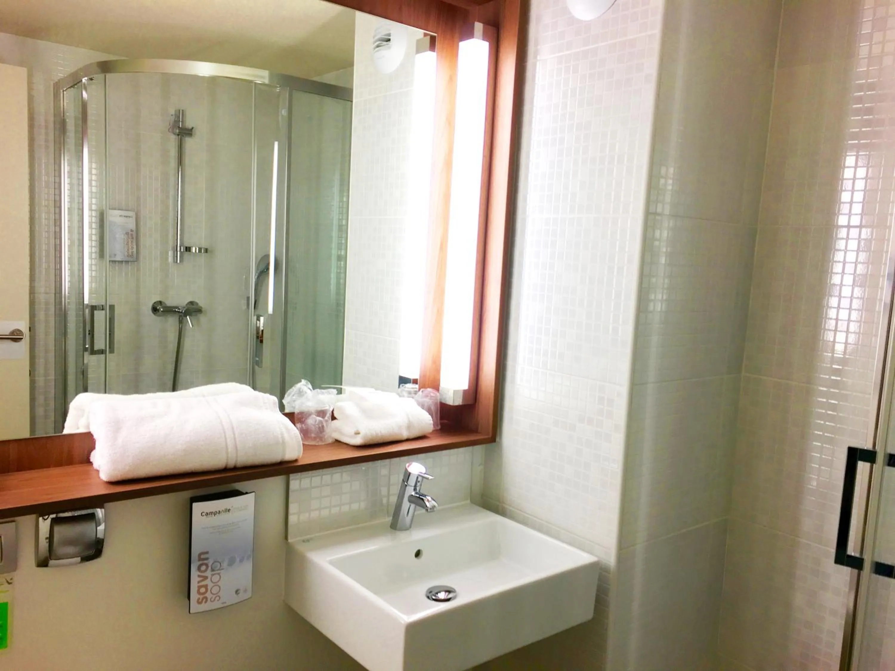 Shower in Campanile Saint-Étienne Nord La Terrasse
