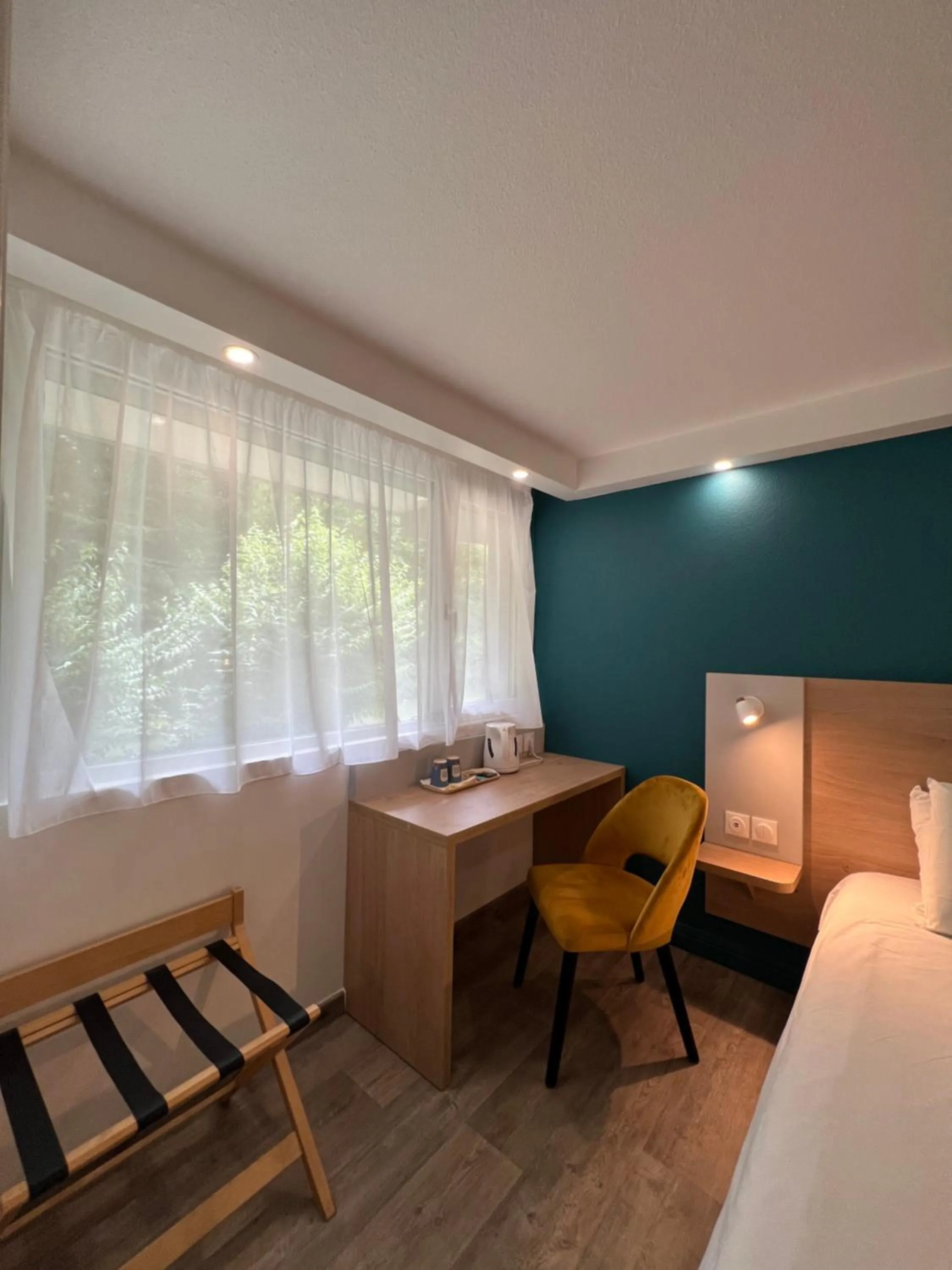 Coffee/tea facilities, Bed in Kyriad SEDAN