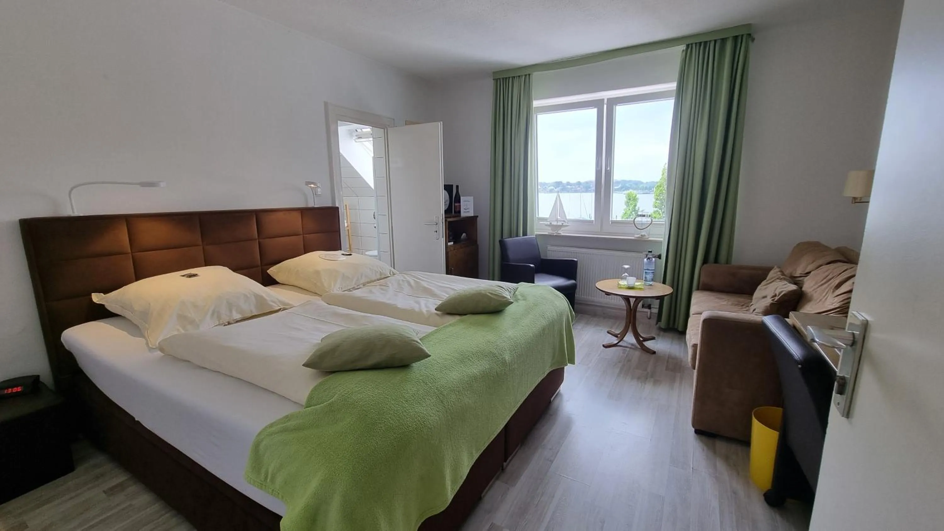 Living room, Bed in Akzent Hotel Strandhalle