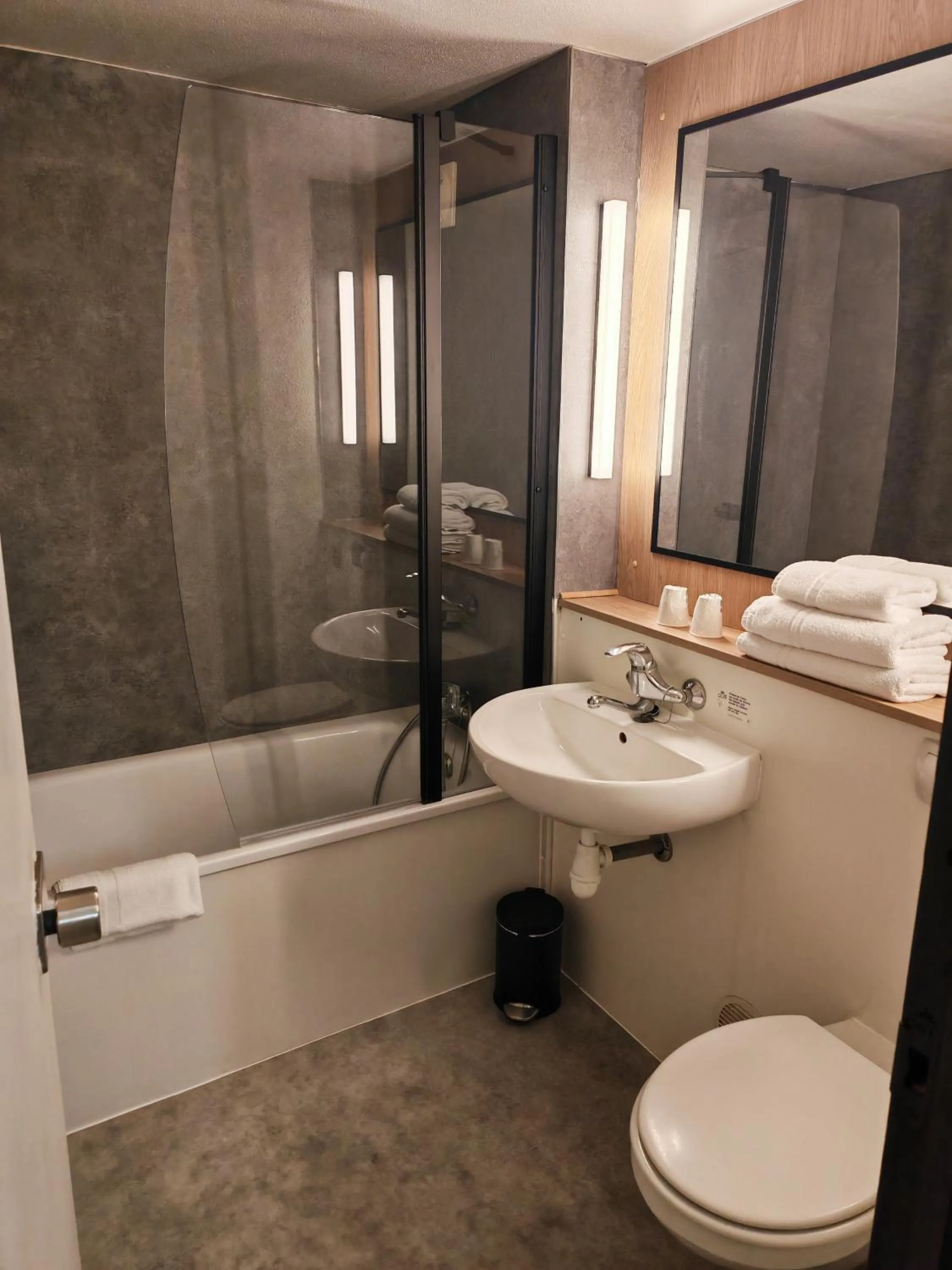 Bathroom in Campanile Lille Sud - Douai Cuincy