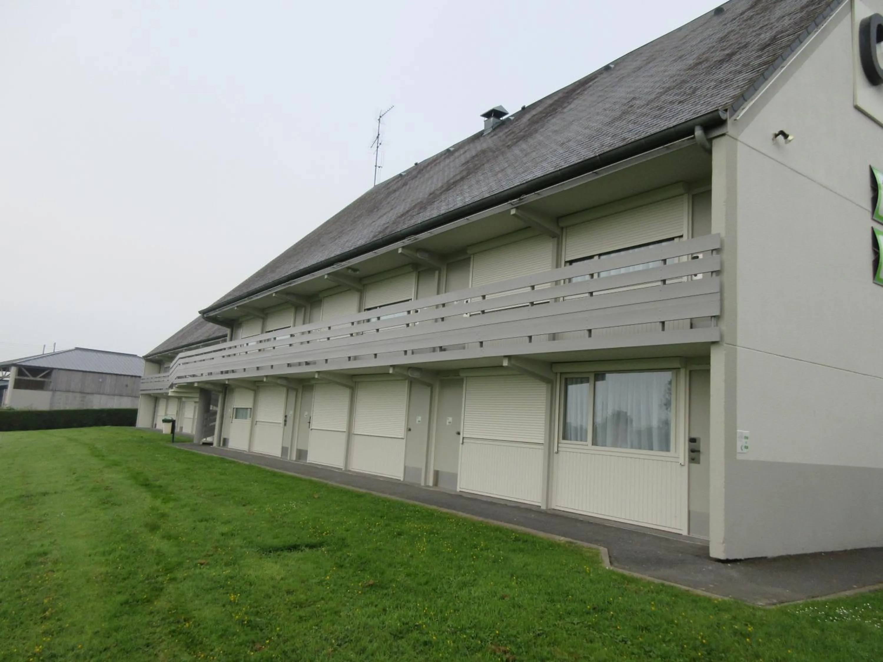 Facade/entrance in Campanile Bayeux