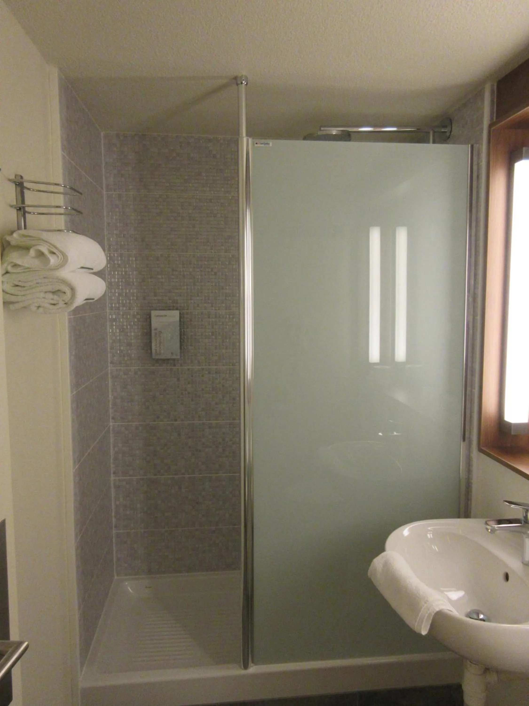 Bathroom in Campanile Bayeux