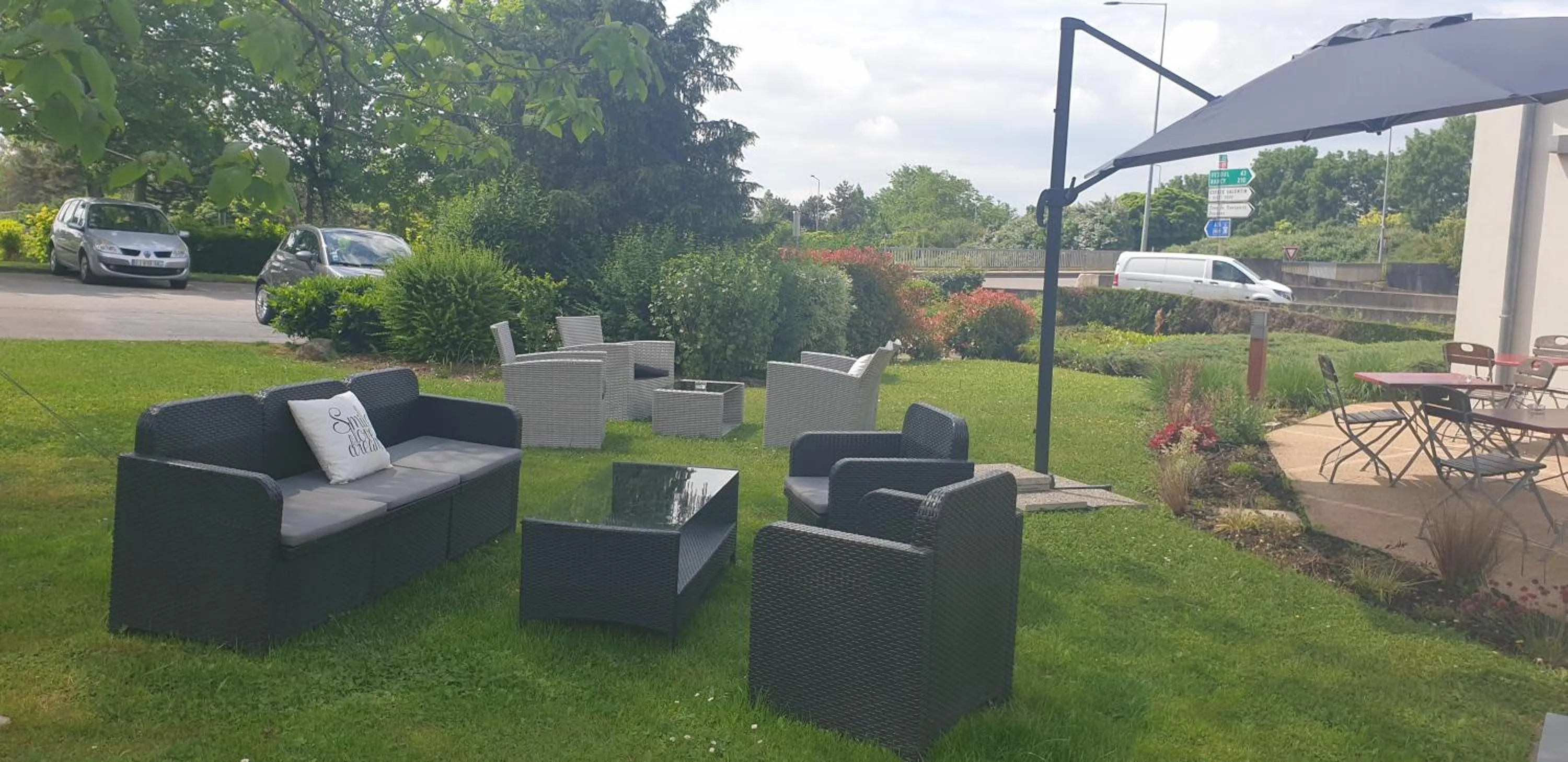 Garden in Hotel Campanile Besançon Nord Ecole Valentin