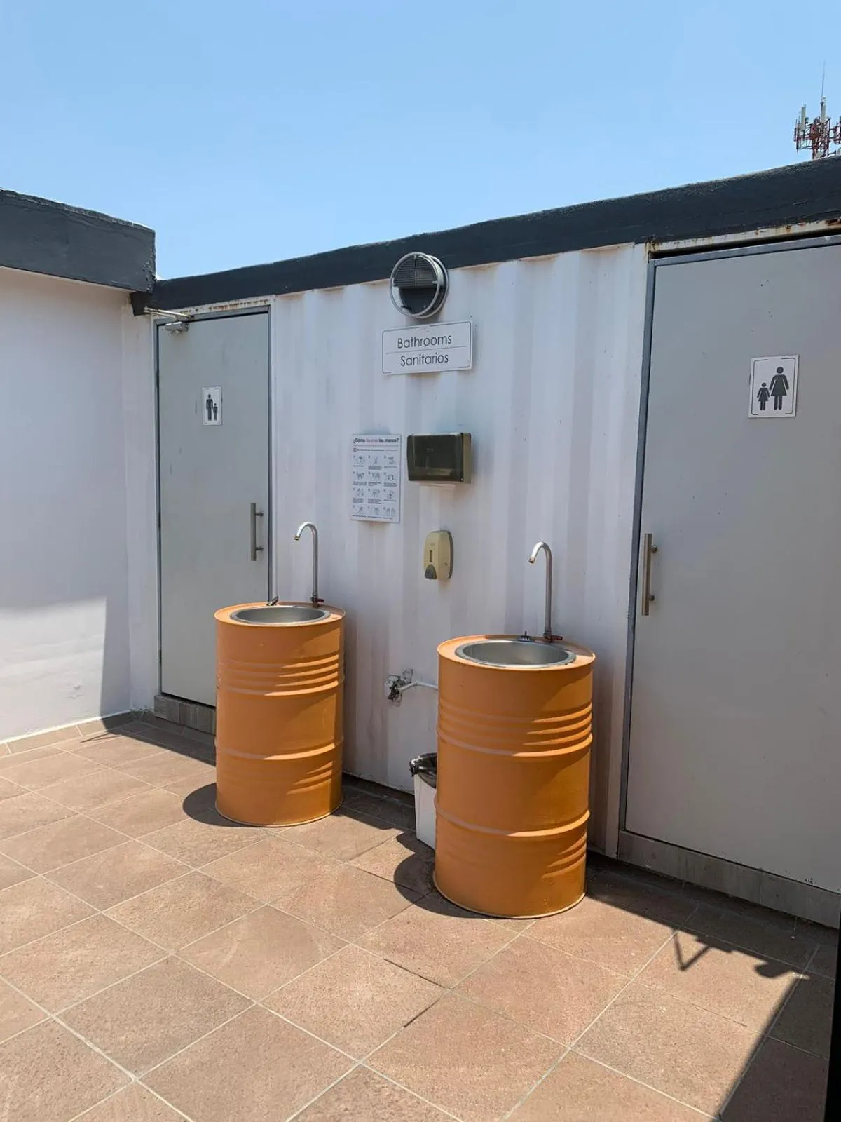 Public Bath in Container Inn Hotel Aeropuerto