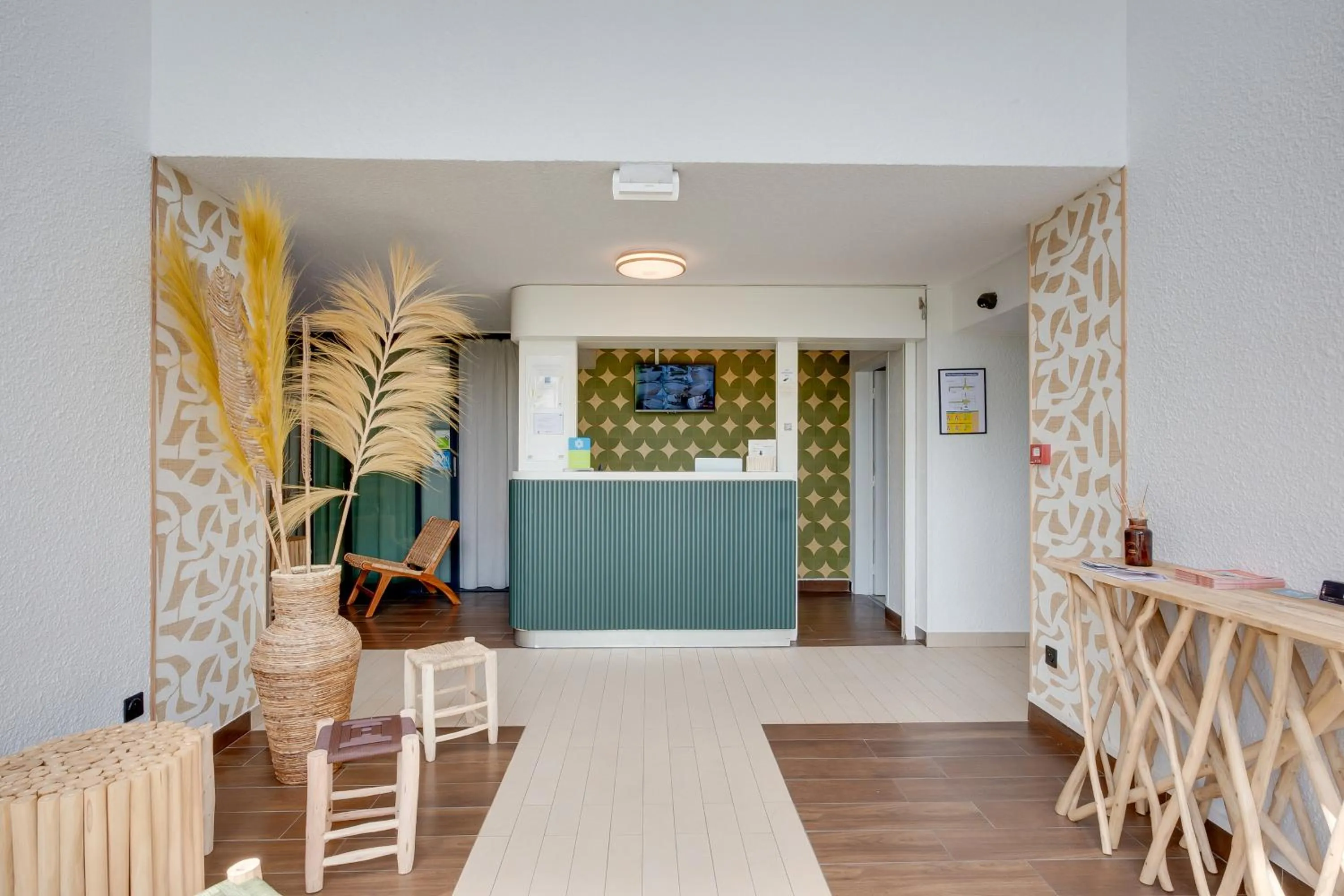 Lobby or reception in Sure Hotel by Best Western Valence Nord