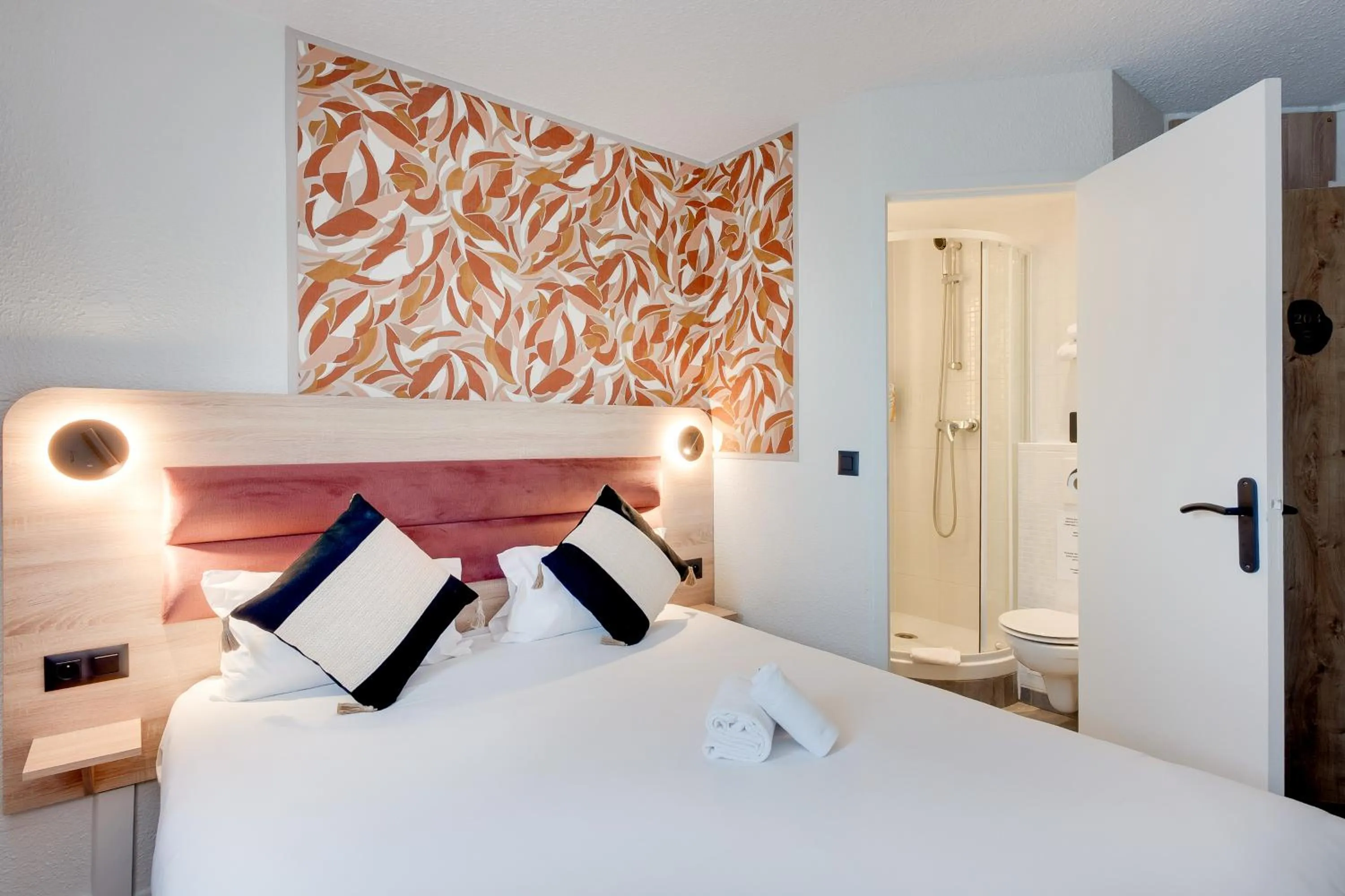 Bedroom, Bed in Sure Hotel by Best Western Valence Nord