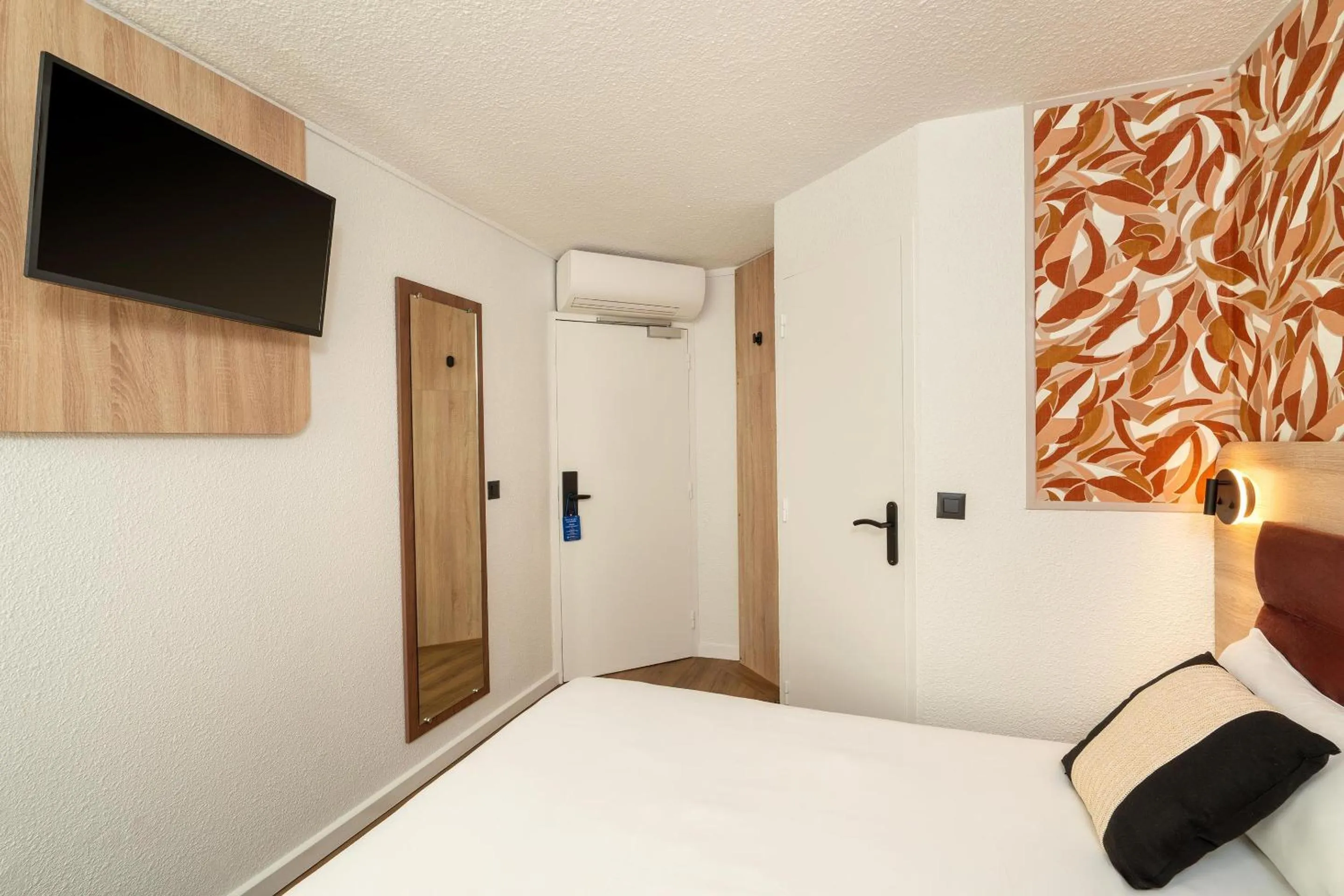 Bedroom, Bed in Sure Hotel by Best Western Valence Nord-Restaurant