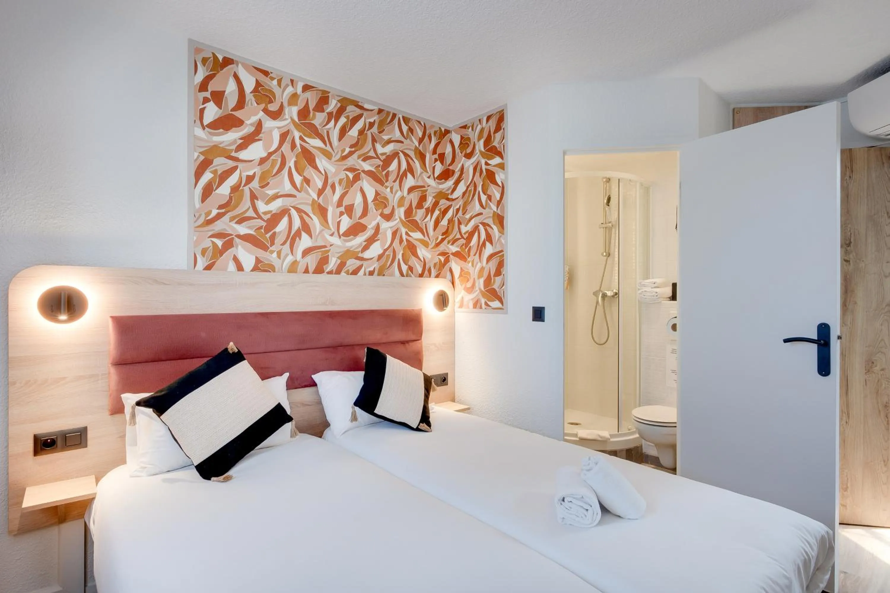 Bedroom, Bed in Sure Hotel by Best Western Valence Nord