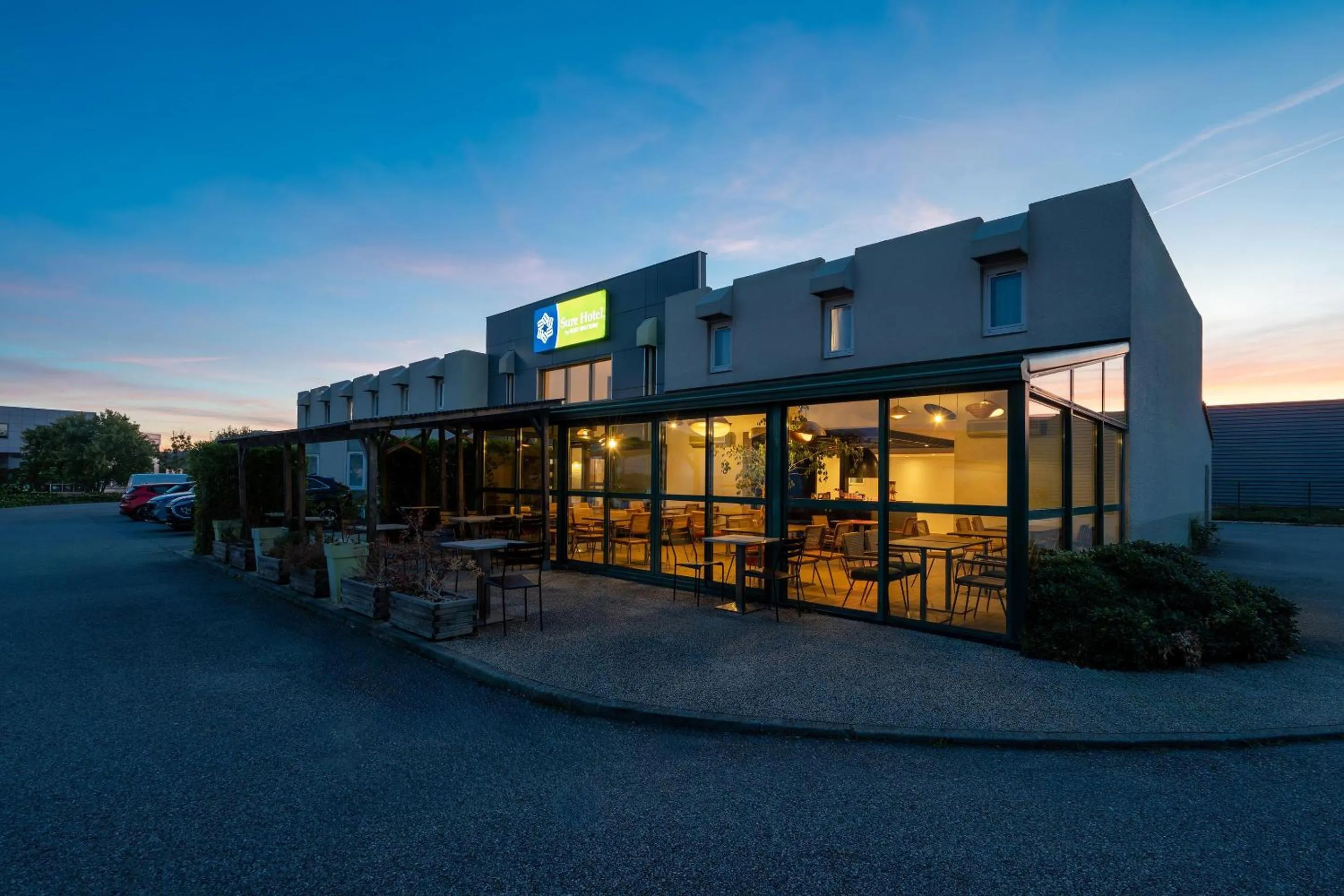 Property building in Sure Hotel by Best Western Valence Nord-Restaurant