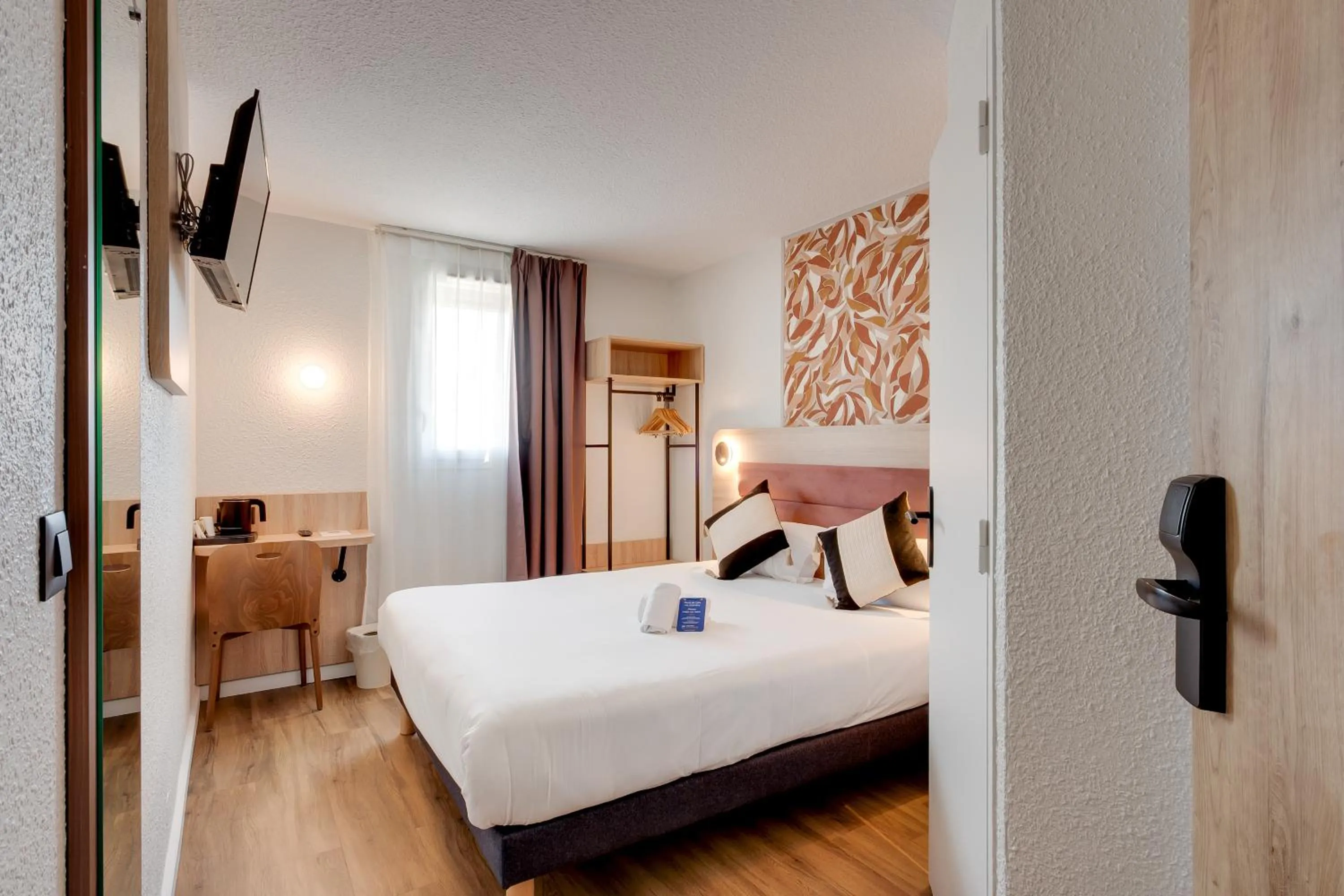 Bedroom, Bed in Sure Hotel by Best Western Valence Nord