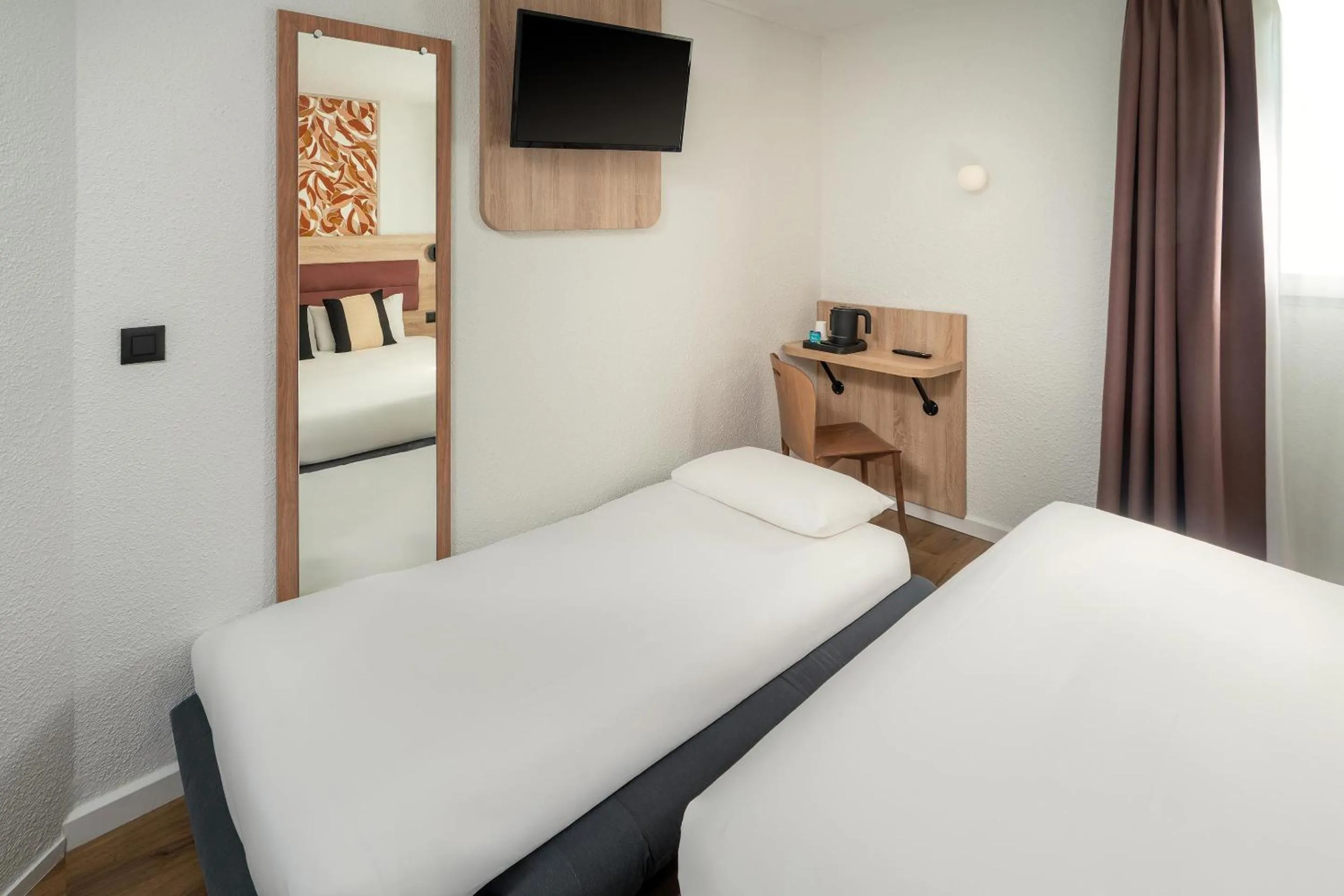 Bedroom, Bed in Sure Hotel by Best Western Valence Nord-Restaurant