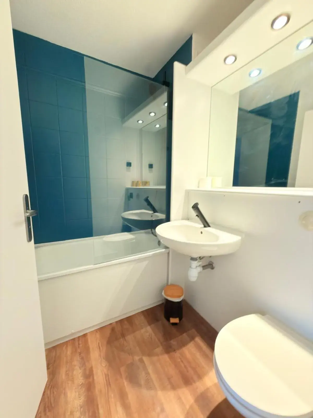 Triple Room (1 Double Bed + 1 Single Bed) - single occupancy in Kyriad Blois Sud - Vineuil Triple Room (1 Double Bed + 1 Single Bed) - single occupancy in Kyriad Blois Sud - Vineuil