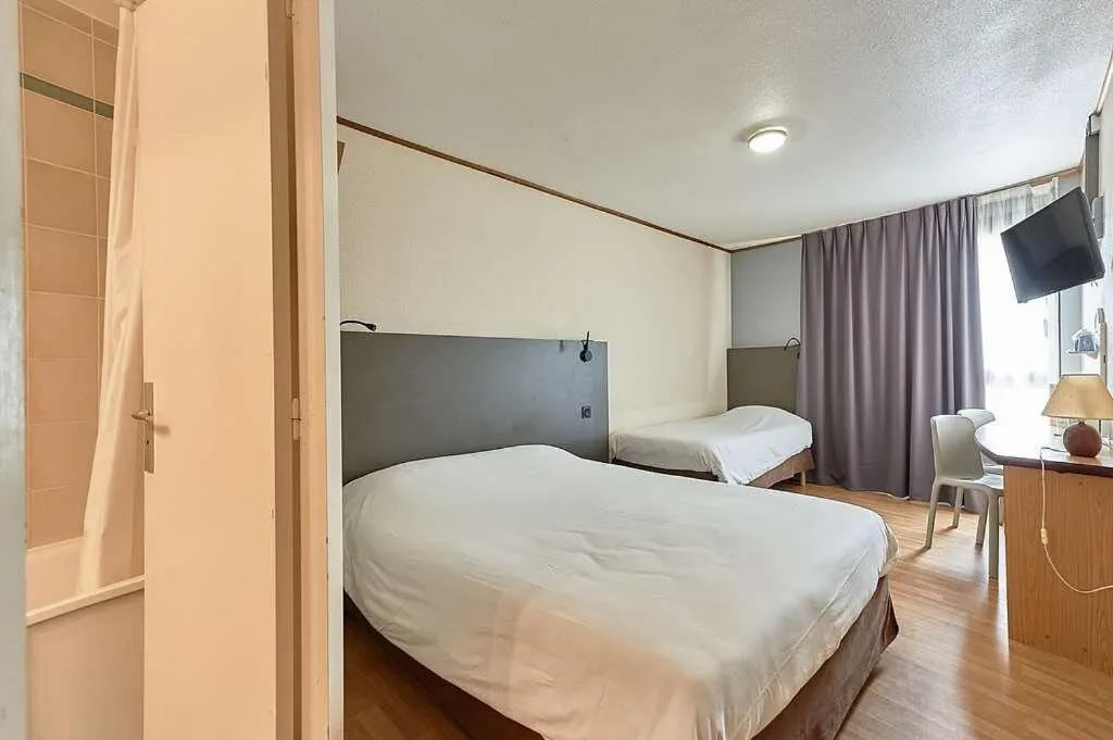 Bedroom, Bed in Kyriad Blois Sud - Vineuil